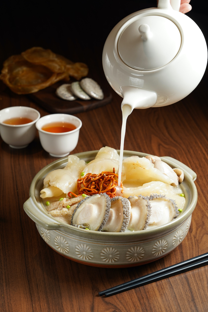 集結海陸精華的「金銀財寶濃湯」，糙米黃湯好鮮醇。（冬季菜色，55,000元桌菜菜色）