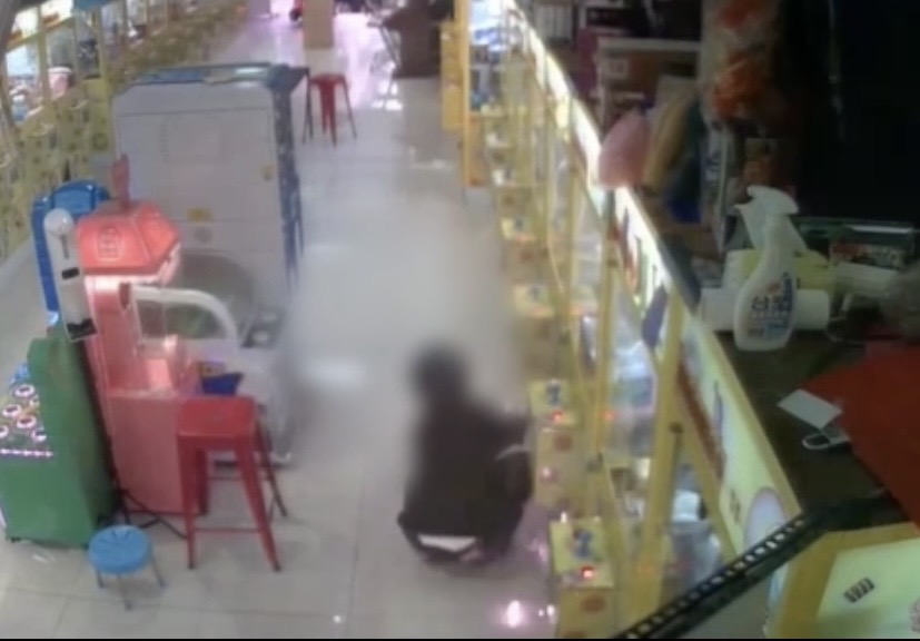 蕭男用砂輪機破壞娃娃機台鎖頭。（翻攝畫面）