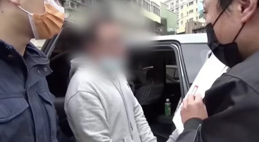 警方逮捕蕭男。（翻攝畫面）