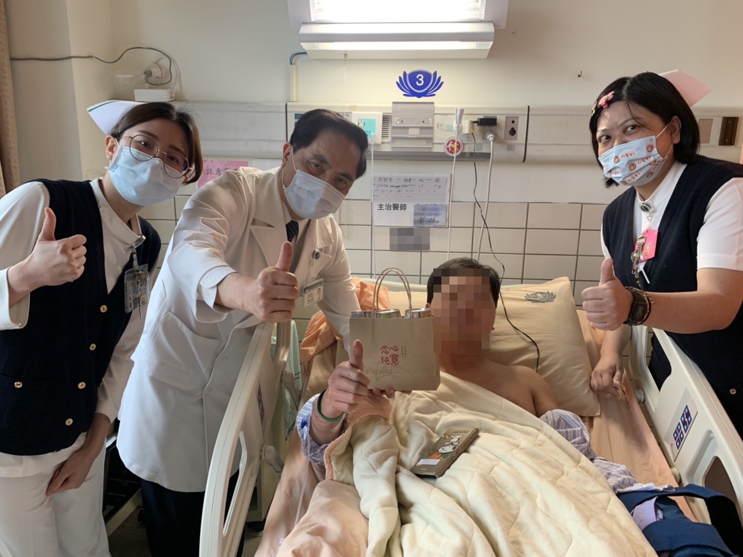 花蓮監獄戒護科周姓科長昨晚當街被打緊急送醫，治安亮紅燈，除醫護悉心照顧，慈濟醫院院長林欣榮也前往探視。（讀者提供）