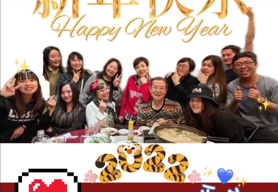 巴戈（中間身穿條紋毛衣）近年在台灣優質生命協會擔任常務理事，2021年12月31日官方粉絲團的照片是他最後一次露臉。（翻攝自台灣優質生命協會臉書）