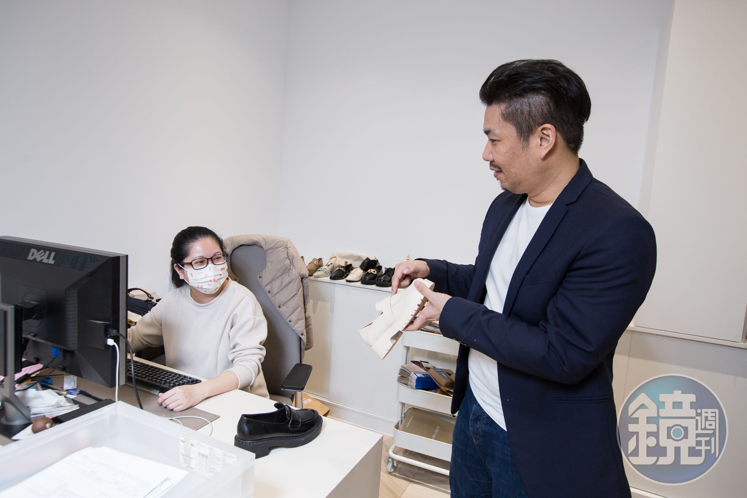 電商女鞋品牌D+AF創辦人袁韞淳（左）與張士祺（右）夫妻檔，靠平價流行鞋款在網路坐大後，無懼疫情逆勢拓展實體店，年收達5億元。這是他們首度聯袂在媒體曝光。