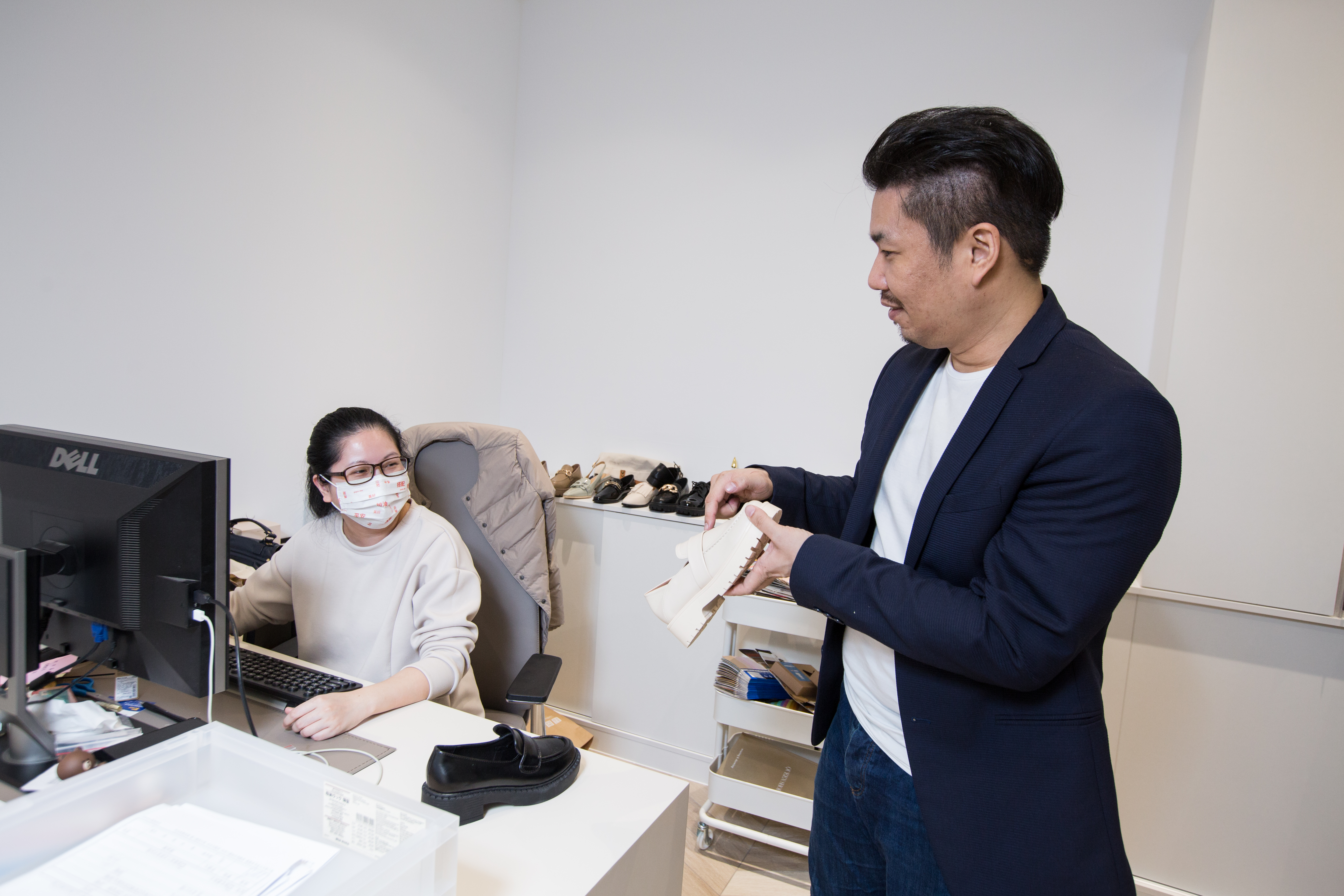 電商女鞋品牌D+AF創辦人袁韞淳（左）與張士祺（右）夫妻檔，靠平價流行鞋款在網路坐大後，無懼疫情逆勢拓展實體店，年收達5億元。這是他們首度聯袂在媒體曝光。