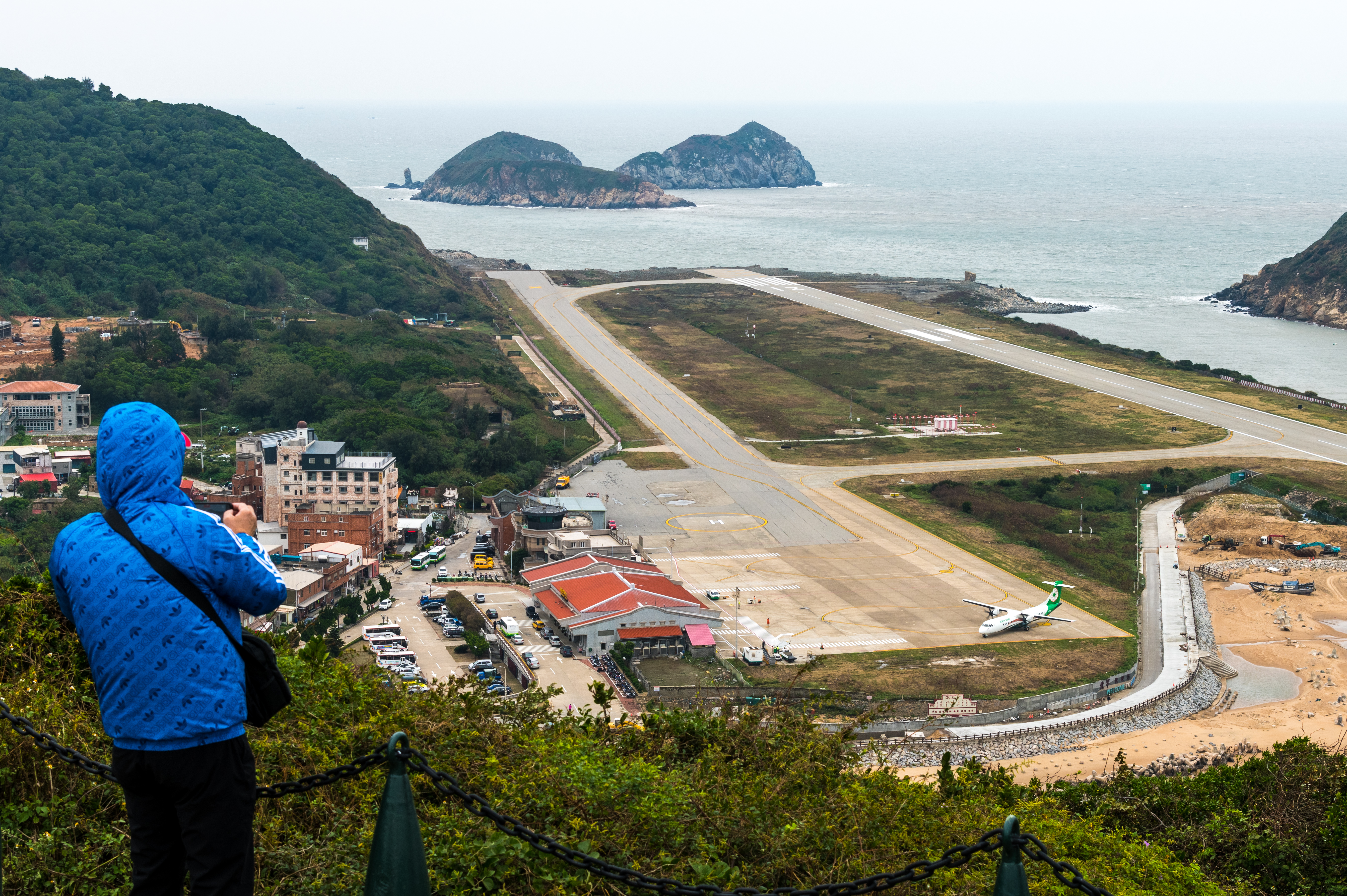 從山頂眺望北竿機場，能清楚捕捉飛機起降瞬間，是航空迷的打卡聖地。