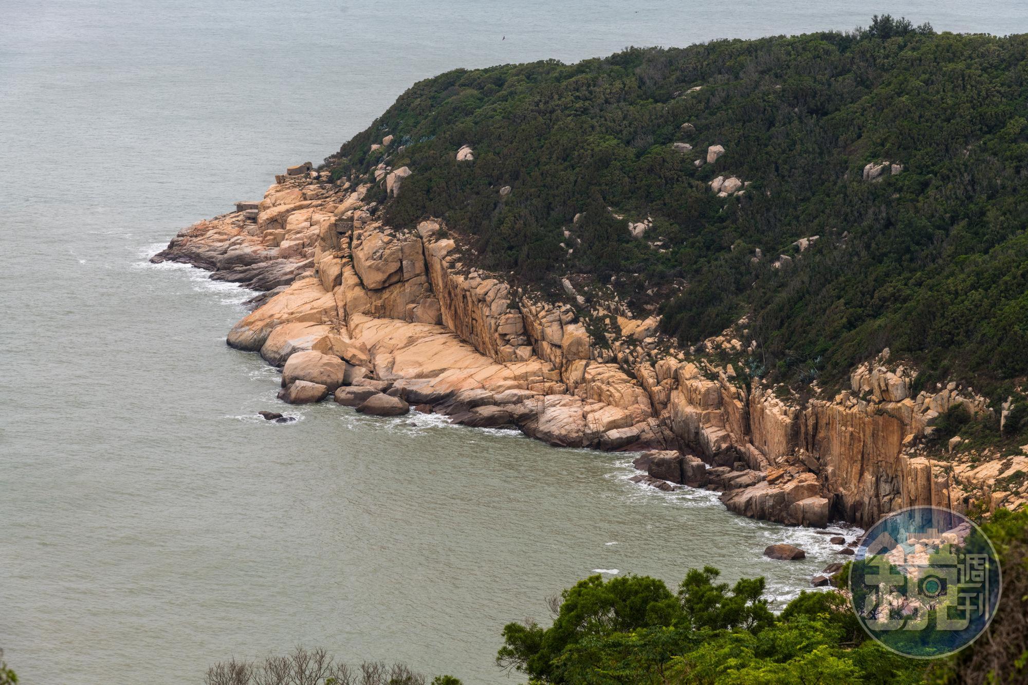 站在高處欣賞北竿地貌與海景，遠眺大坵、高登等小島。 