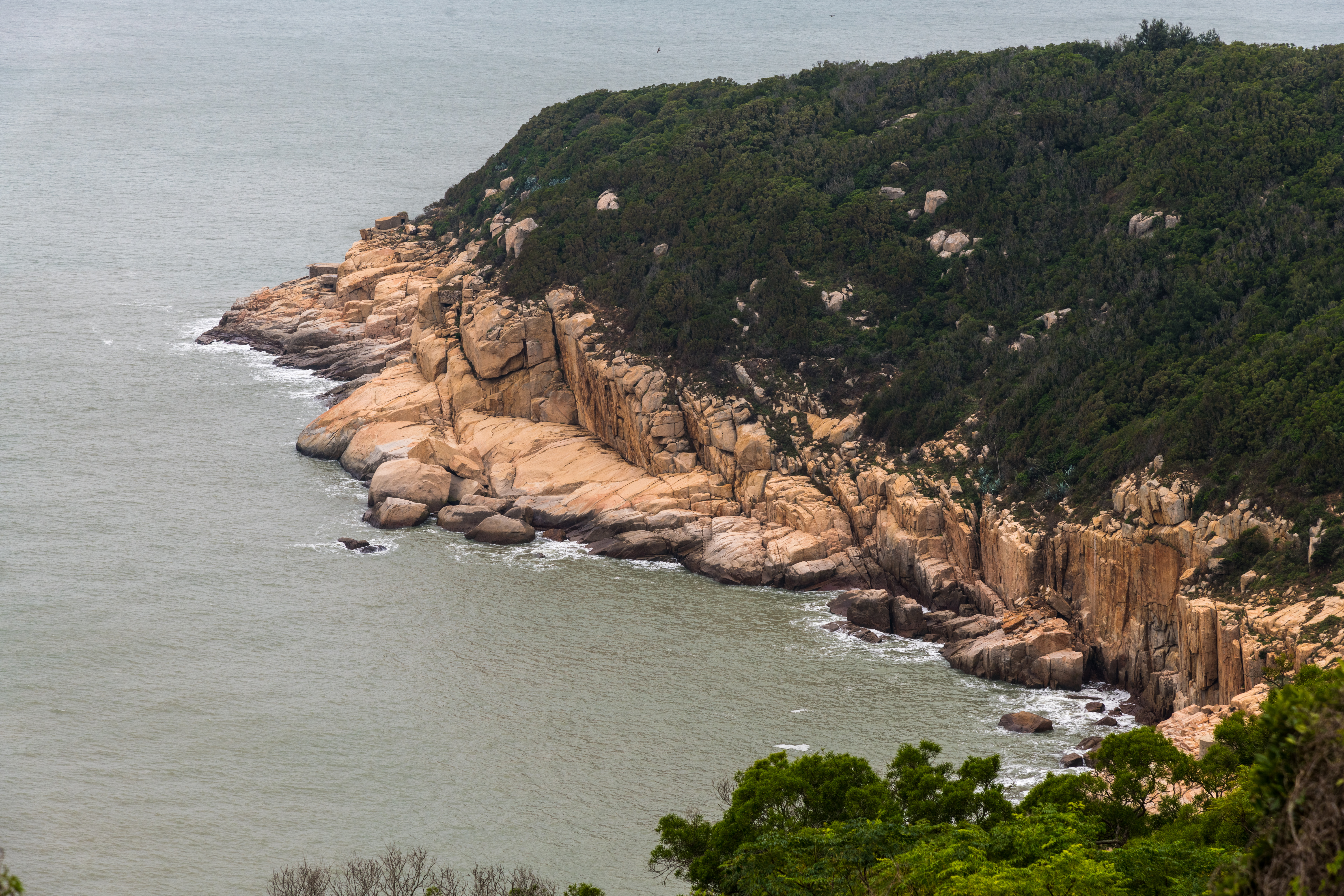 站在高處欣賞北竿地貌與海景，遠眺大坵、高登等小島。 