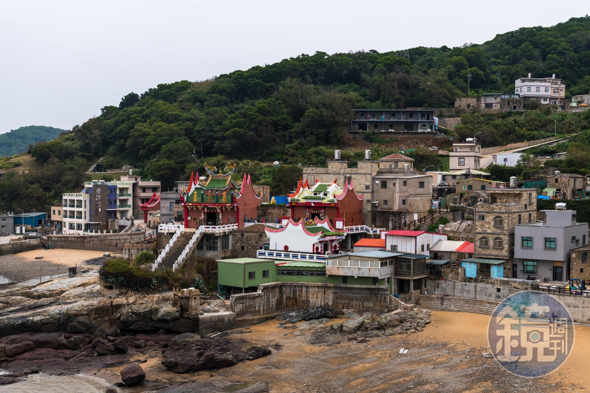 北竿與對岸隔海相望，過去多處據點為軍事要塞，橋仔村是北竿本島距離福建最近的村落。 