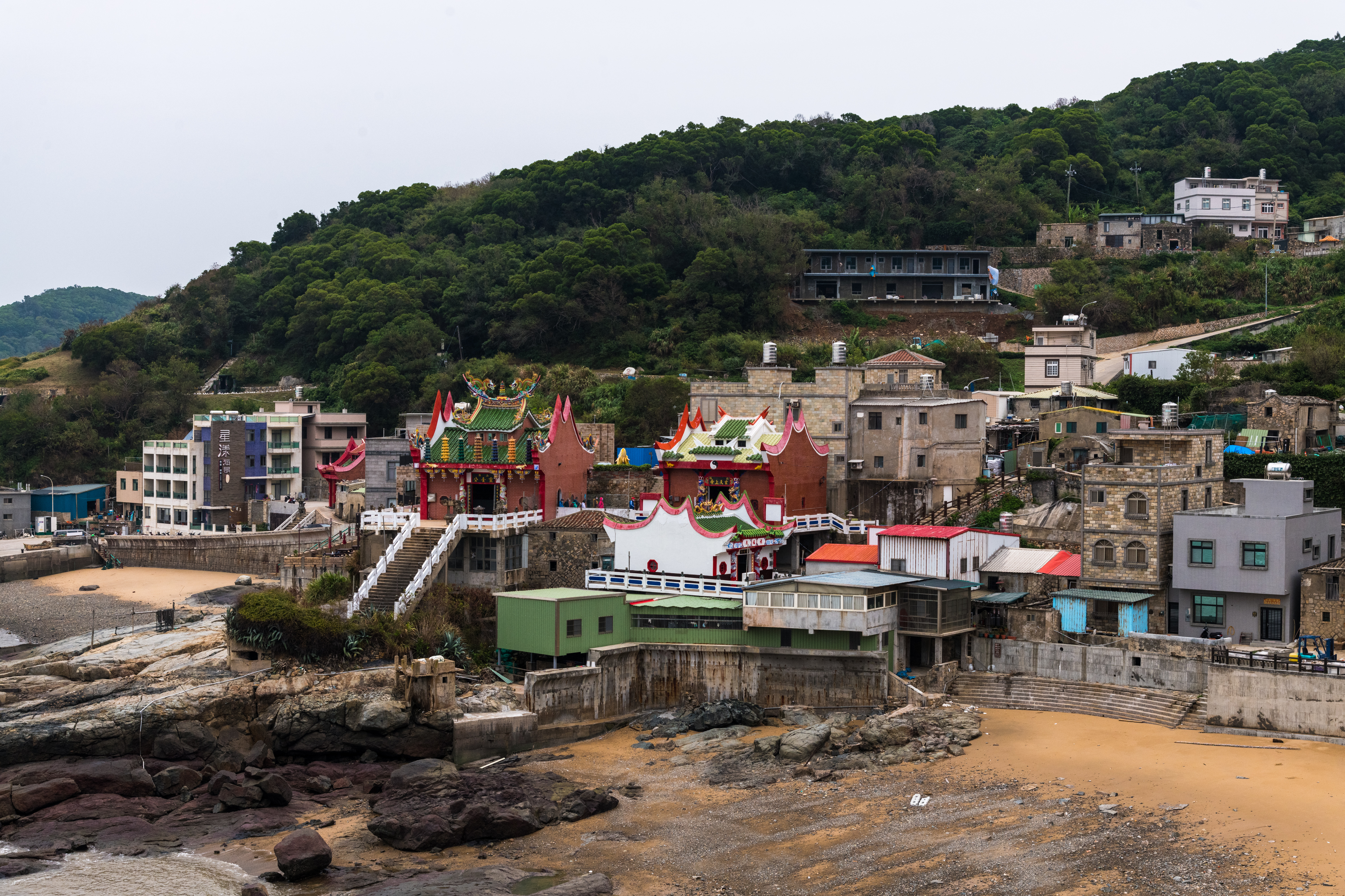 北竿與對岸隔海相望，過去多處據點為軍事要塞，橋仔村是北竿本島距離福建最近的村落。 