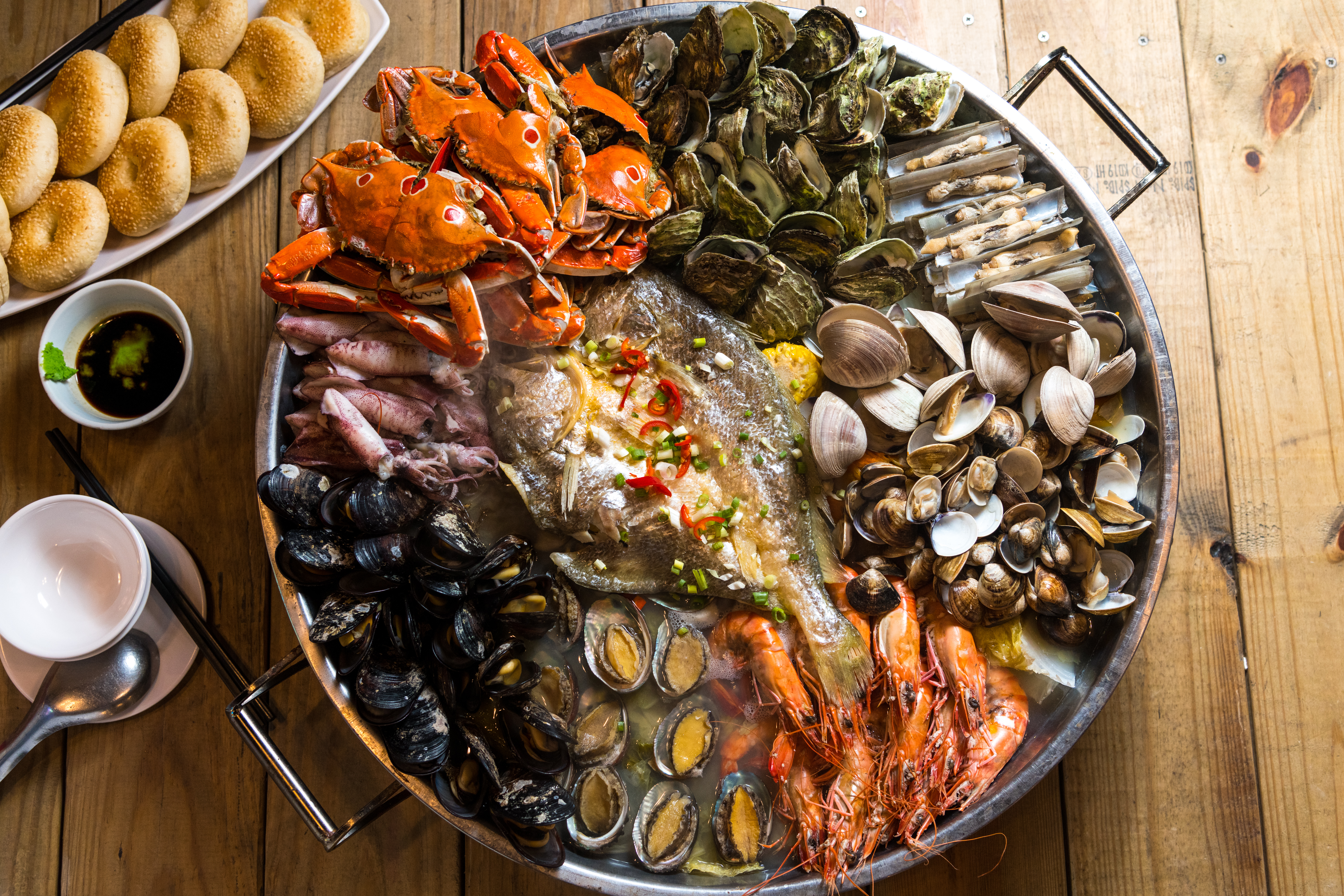 超澎湃「海鮮痛風鍋」共有10種海鮮、3樣蔬菜。