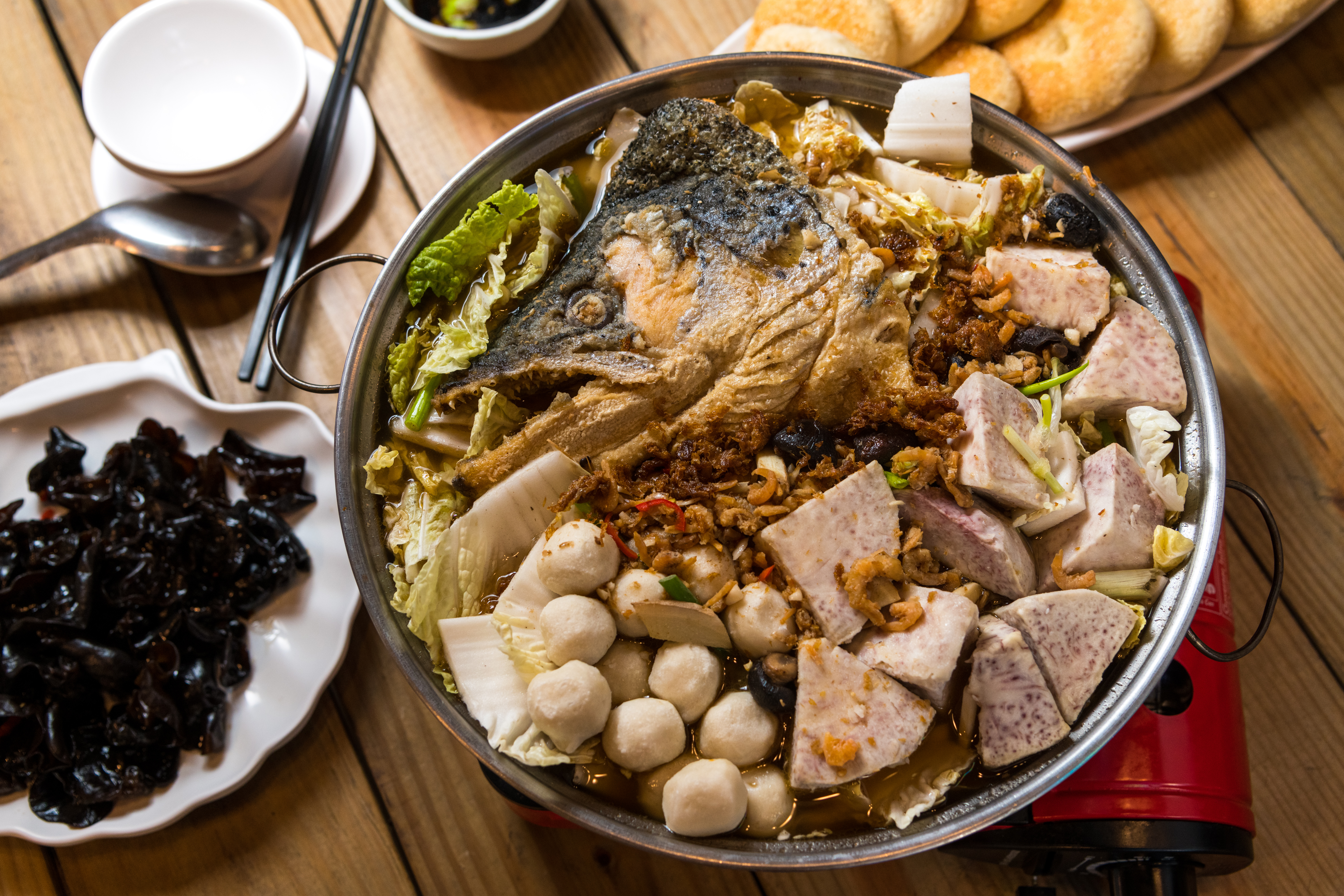 除了痛風鍋，還有冬天必點的「砂鍋魚頭」，喝上一碗身體就暖和。 