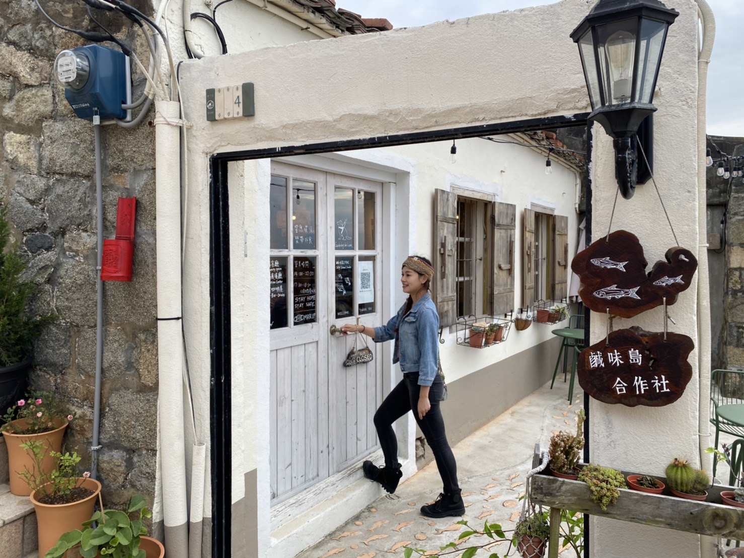 「鹹味島合作社」將魚露工廠打造成複合式空間，是咖啡廳、展覽空間，也是島上居民的交誼廳。