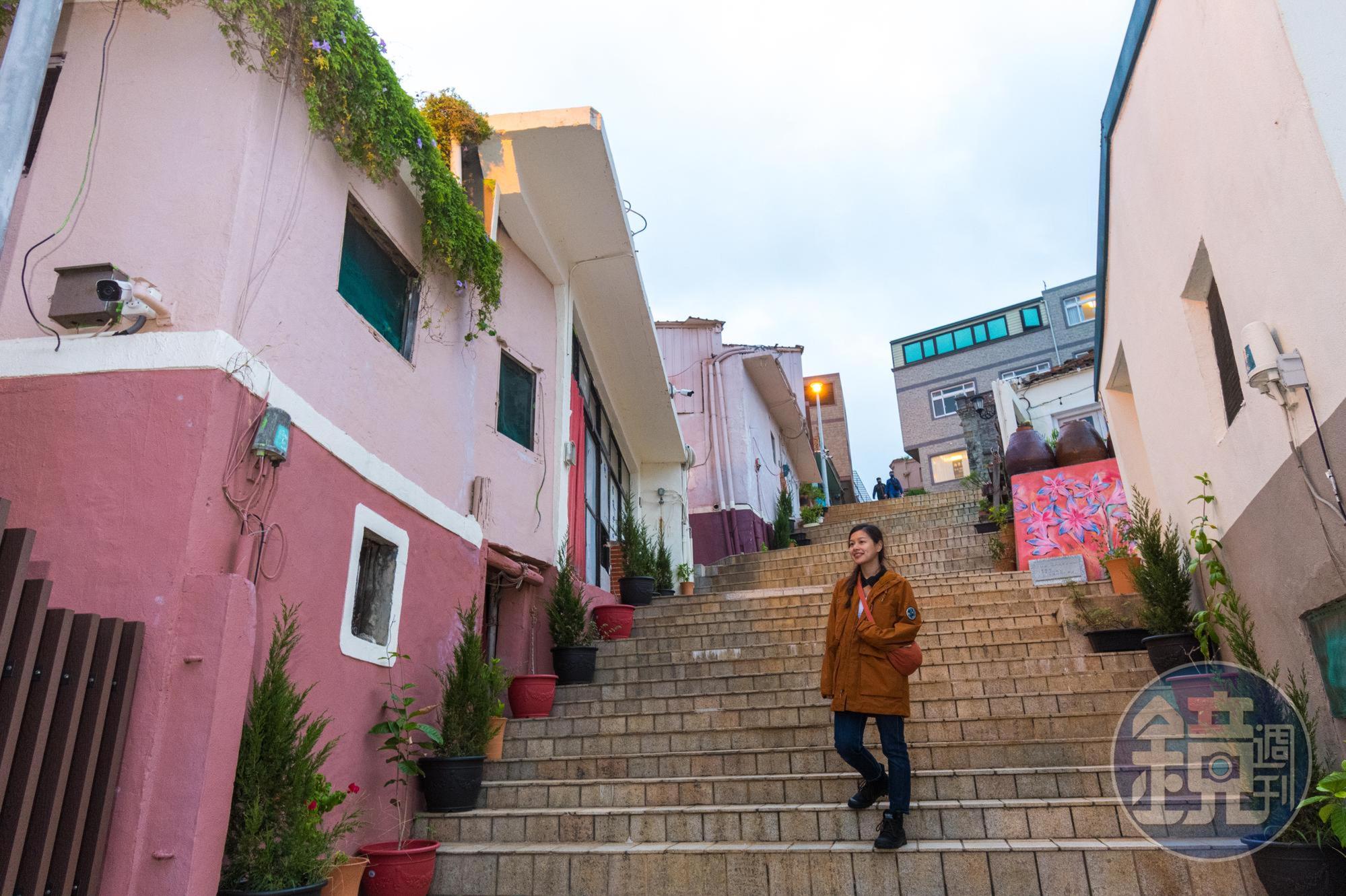 中路老街階梯兩旁房舍漆上繽紛色彩,營造明亮可愛的小漁村氛圍。