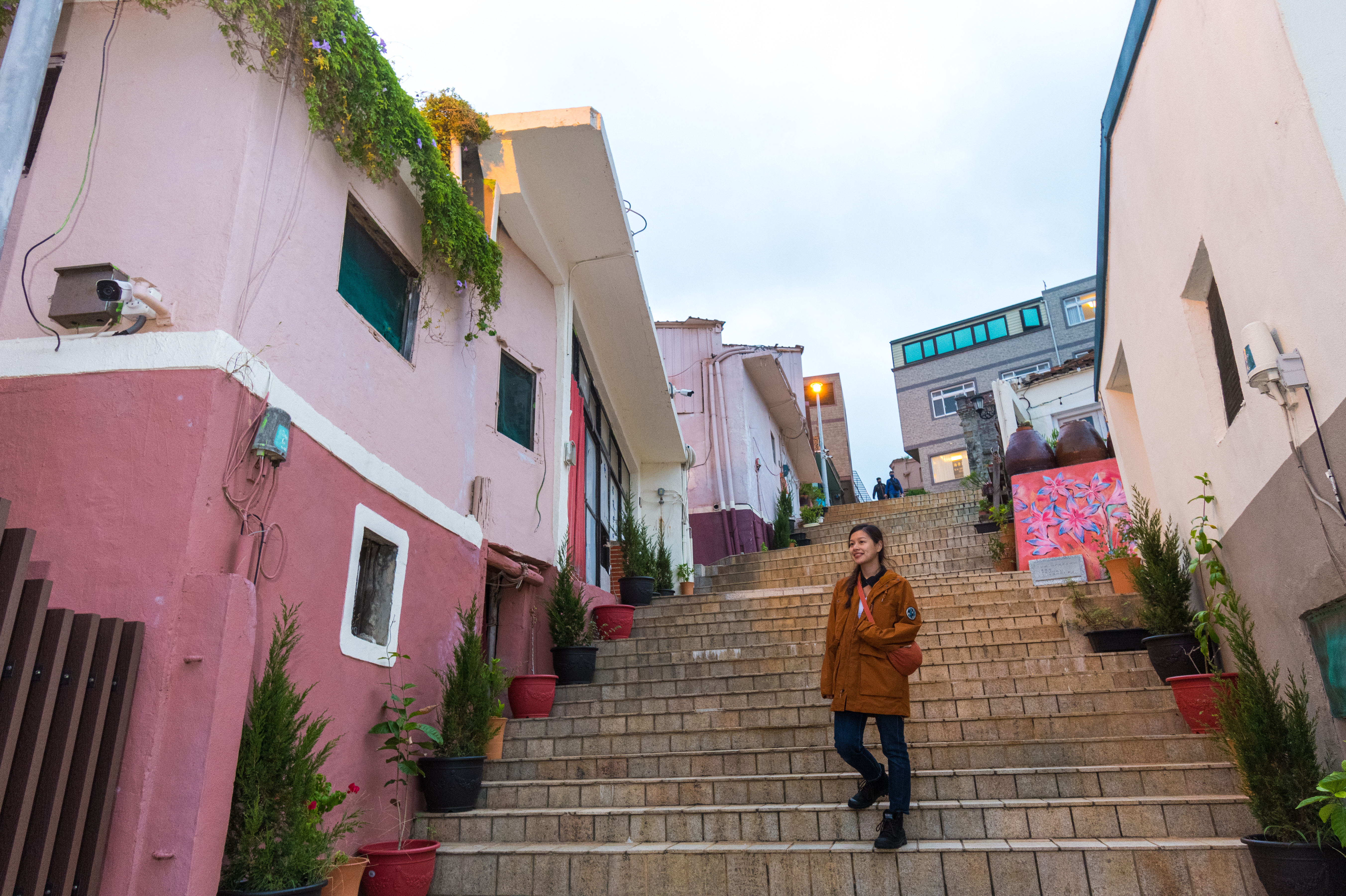 中路老街階梯兩旁房舍漆上繽紛色彩，營造明亮可愛的小漁村氛圍。