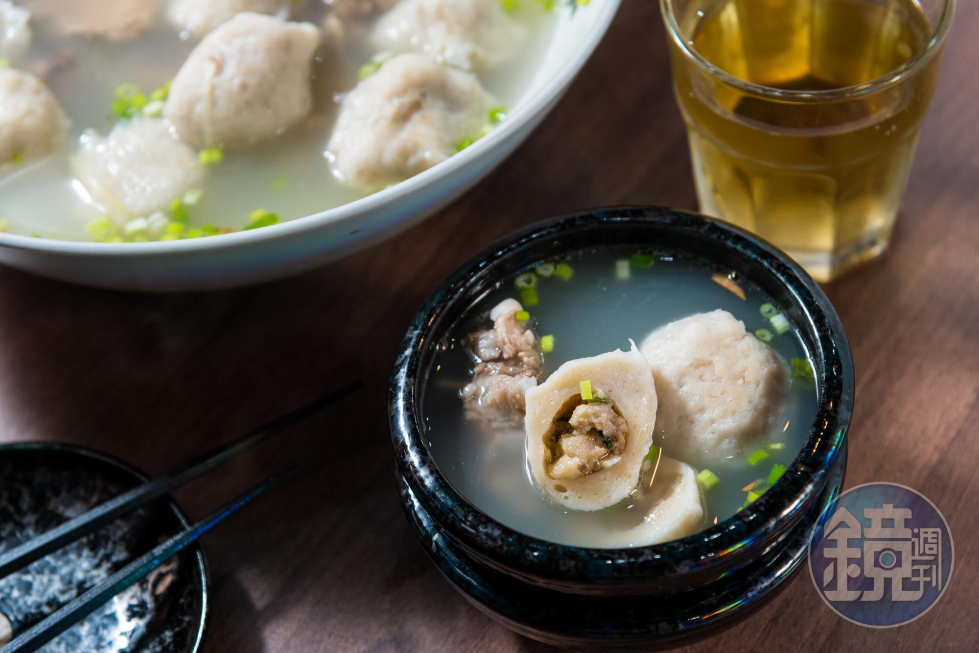 這間餐廳不僅魚是親手釣的，連「豬」都自己養，「豪華版福州魚丸湯」湯頭用大骨熬製，打造濃郁版魚丸湯。 