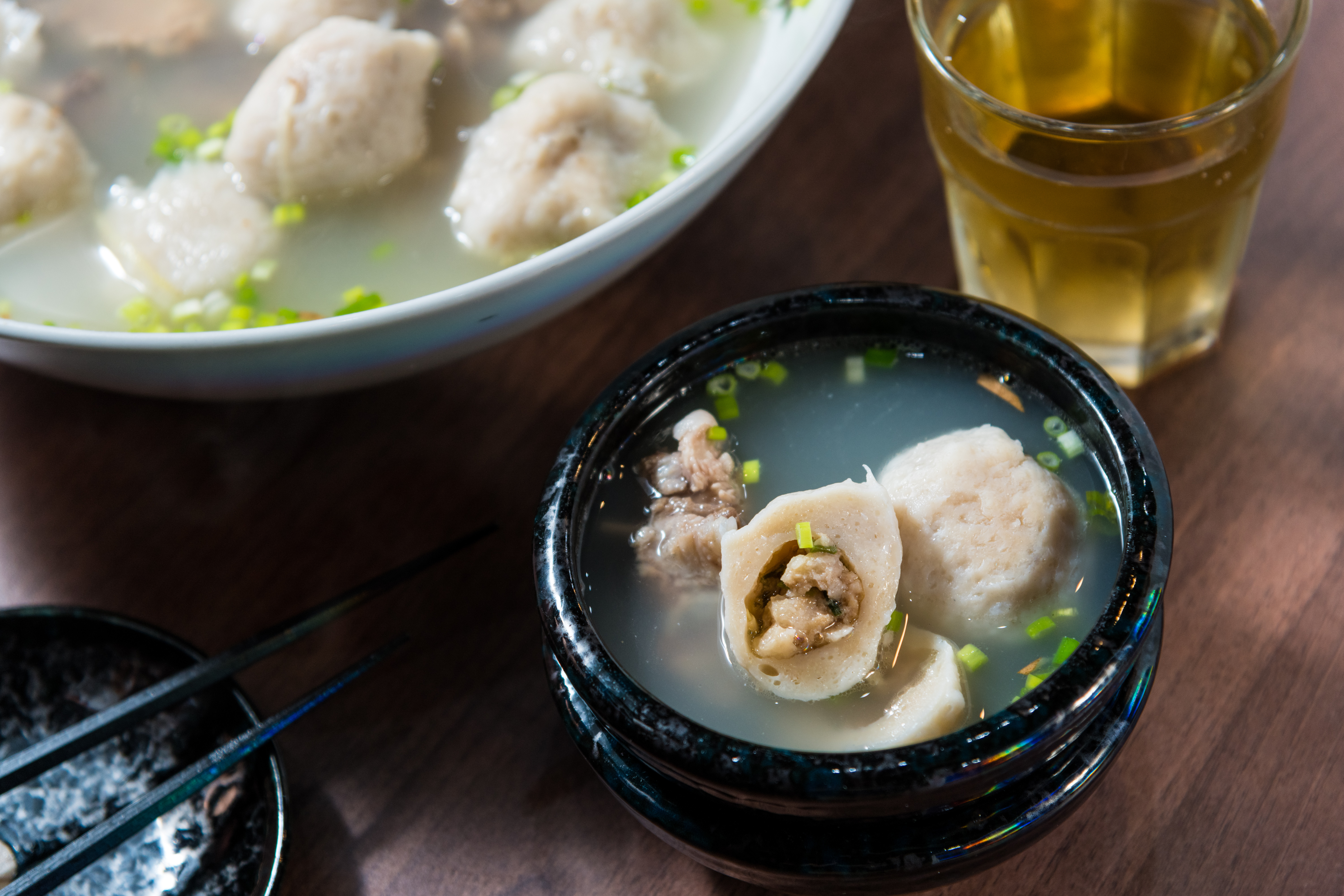 這間餐廳不僅魚是親手釣的，連「豬」都自己養，「豪華版福州魚丸湯」湯頭用大骨熬製，打造濃郁版魚丸湯。 