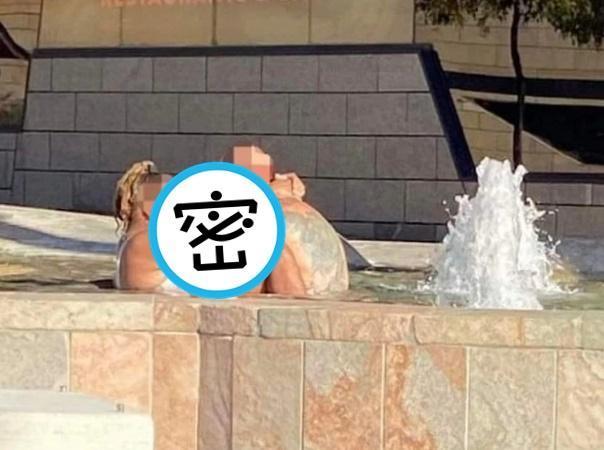 近日網路瘋傳一張不雅照。(翻自Restaurant Deals Perth臉書)