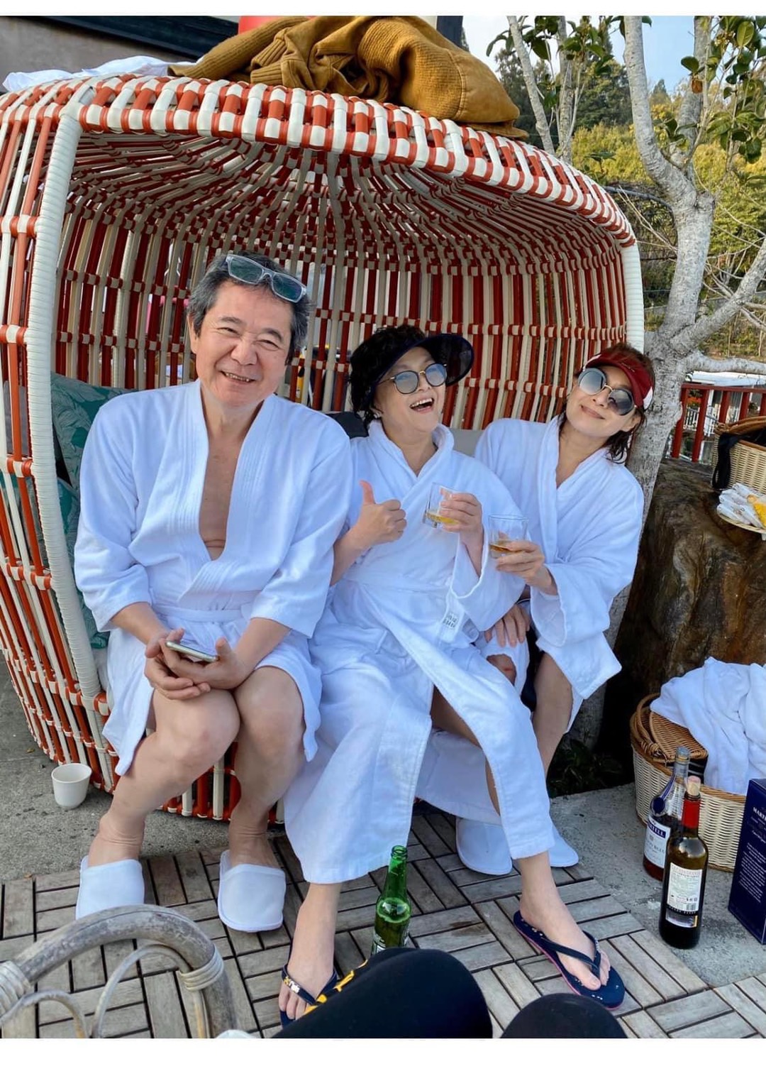 向娃在臉書分享許多十五年來和巴戈一起做公益的足跡。(翻攝臉書)