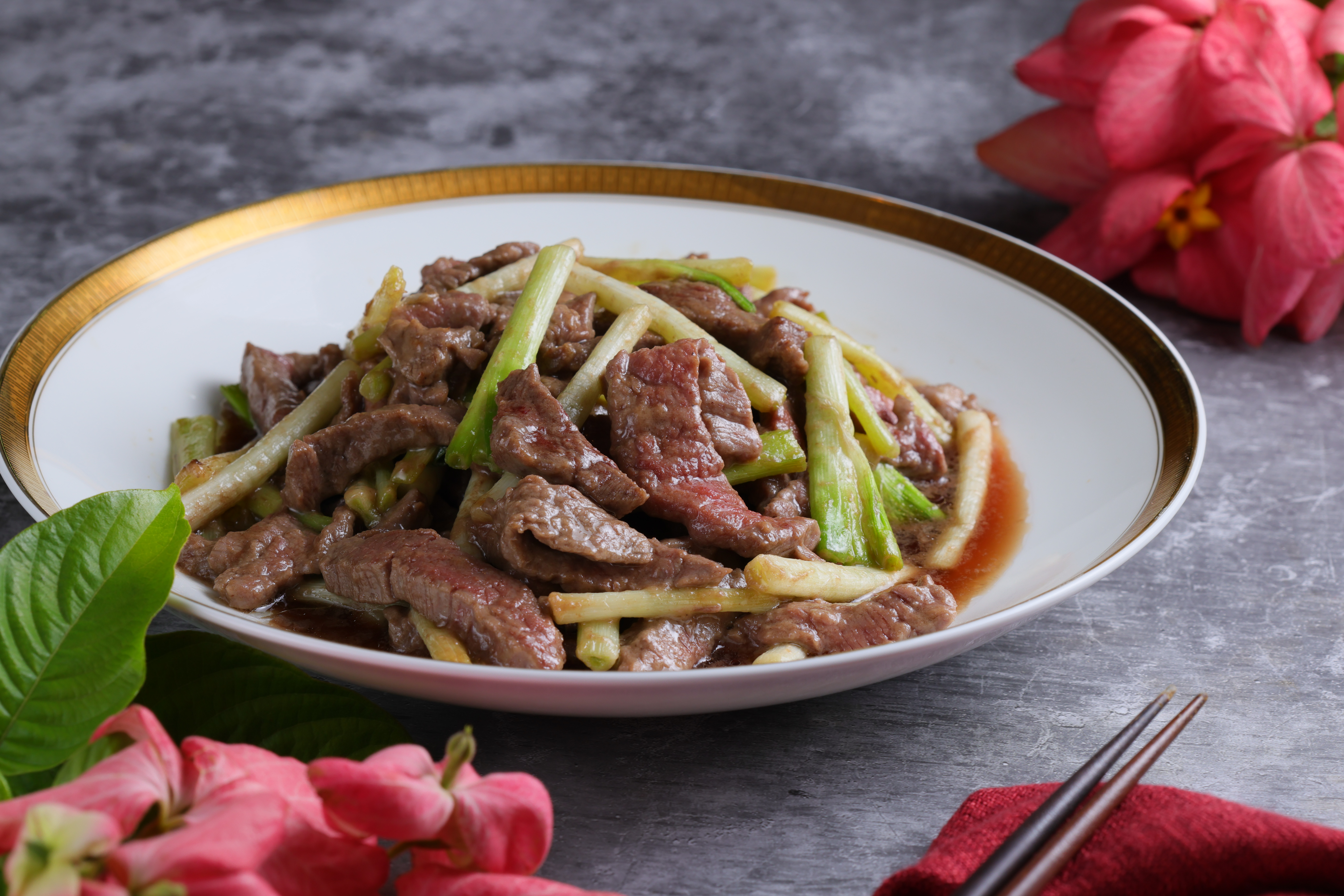 鮮嫩多汁的牛肉與清甜葱白的完美結合，造就了這道上得了大宴的「葱爆牛肉」。