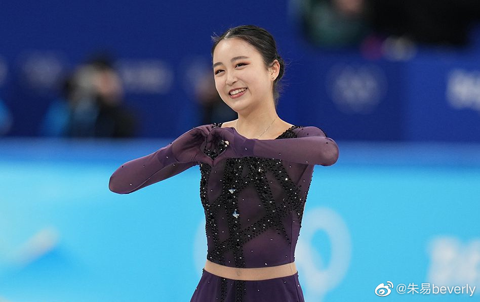 朱易15日在女單短曲項目中以第27名作收，無緣晉級，完賽後開心露出笑容比愛心。（翻攝朱易微博）