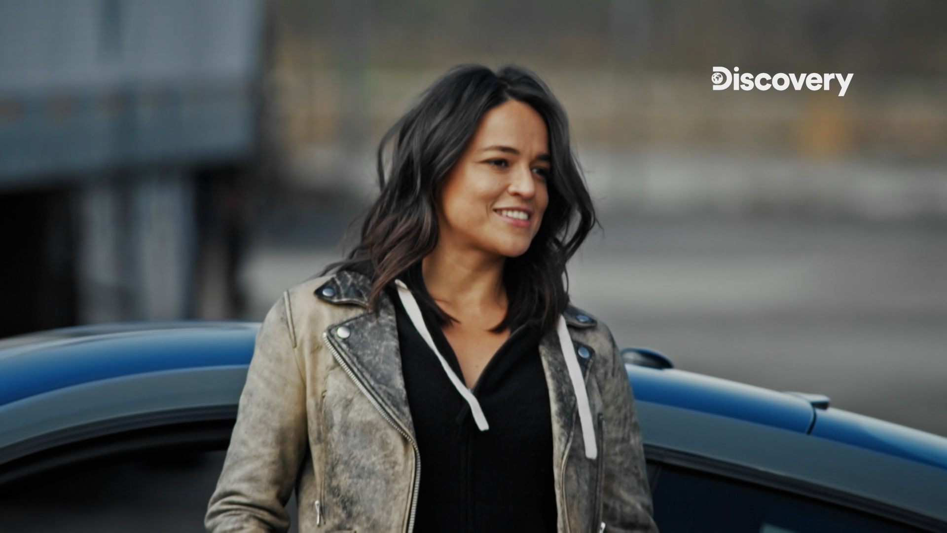 《玩命關頭》系列的班底演員蜜雪兒羅卓奎茲，出任《飛車逃生大挑戰》主持人，打造封閉式賽道場地，讓各路好手挑戰飛車狂飆。（Discovery頻道提供）