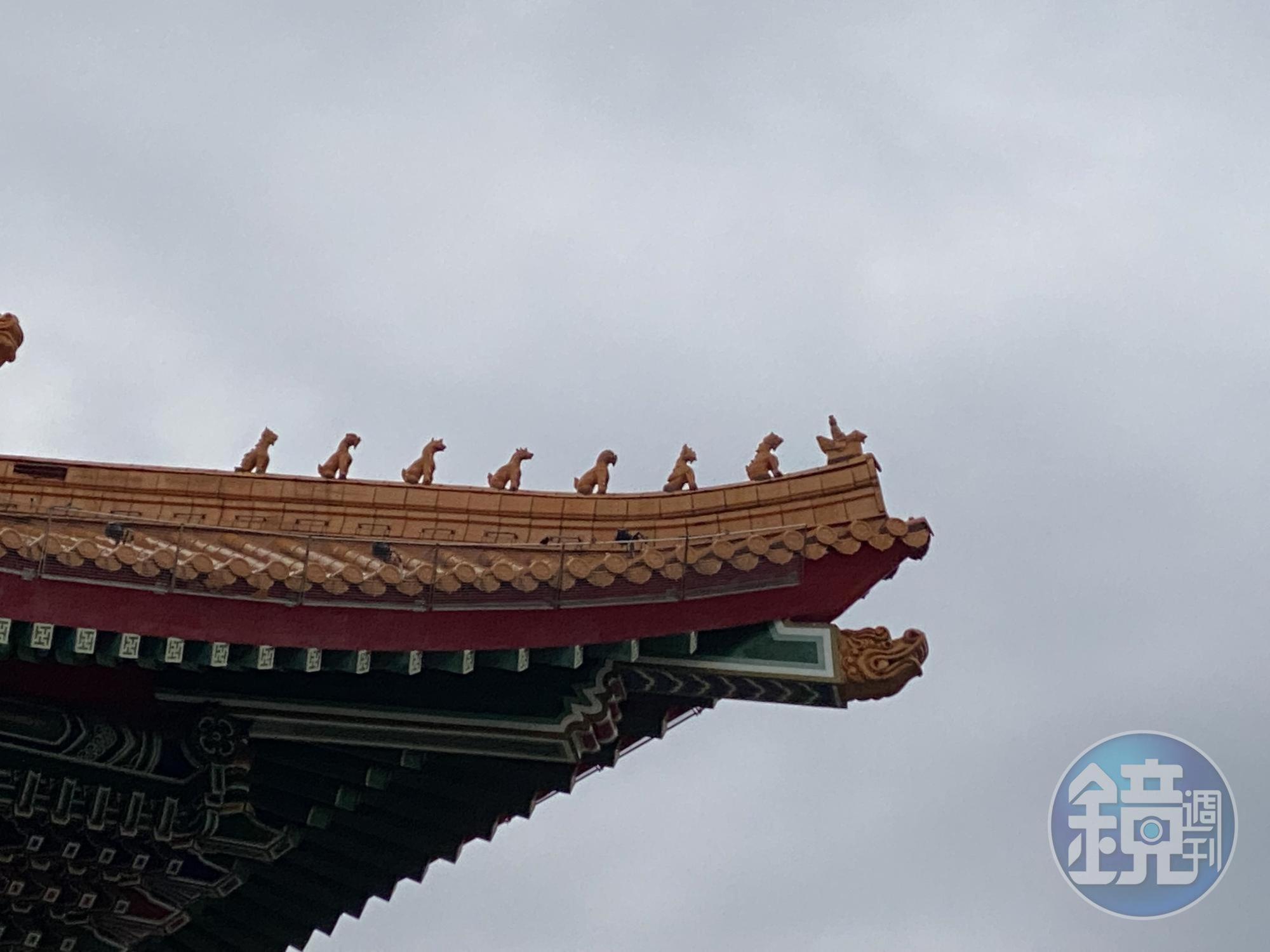 屋瓦上面可以看見各種脊獸。