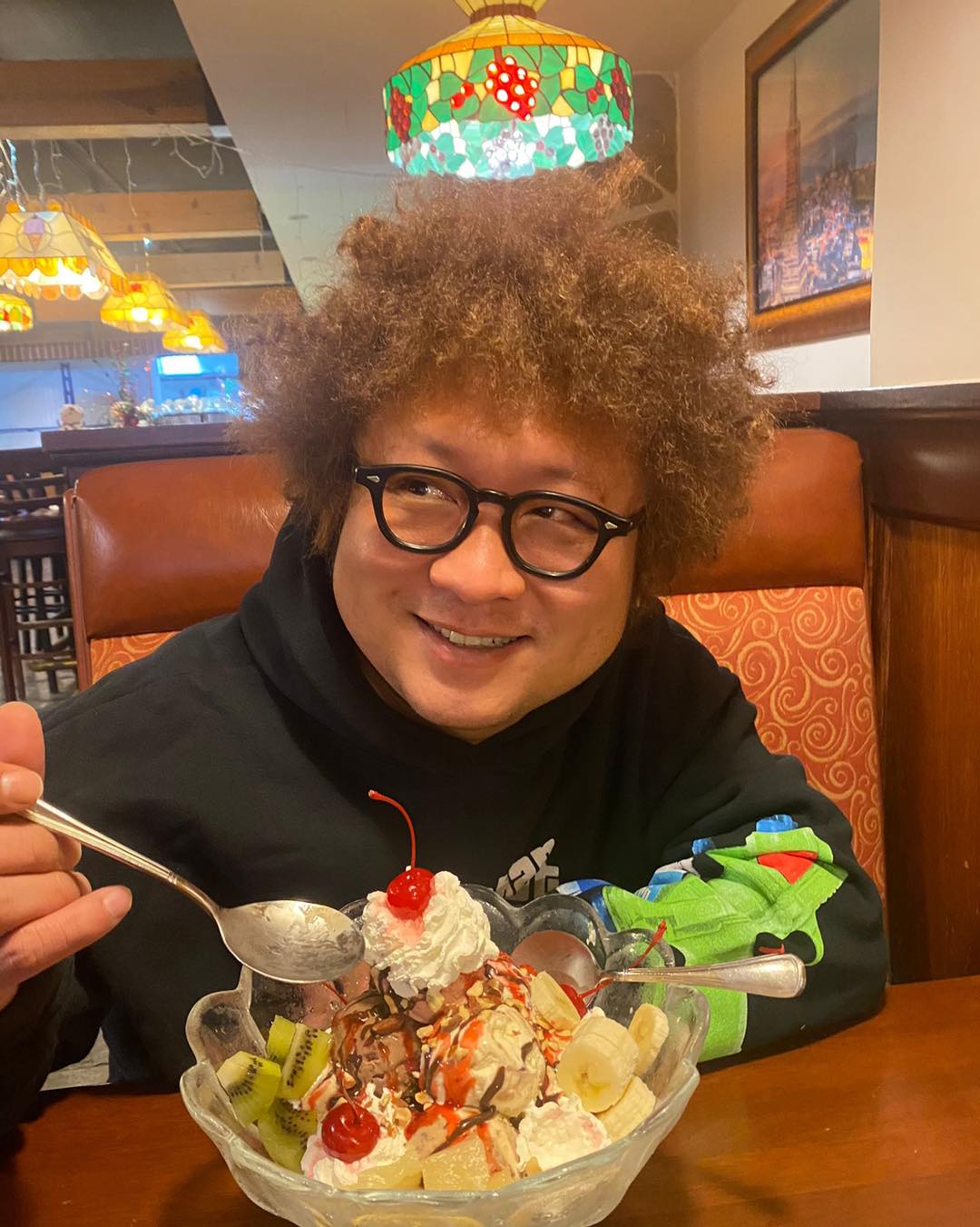 納豆年前因腦中風住院，如今已轉普通病房開始復健。（翻攝納豆臉書）