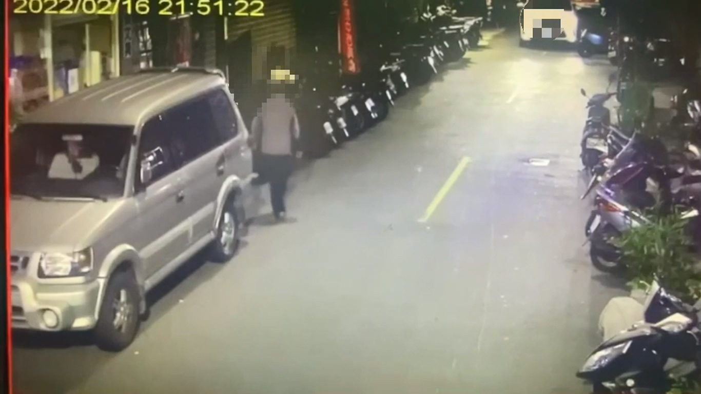 陳男16日晚間駕駛1輛白色汽車到三重一處宮廟前開槍。（警方提供）