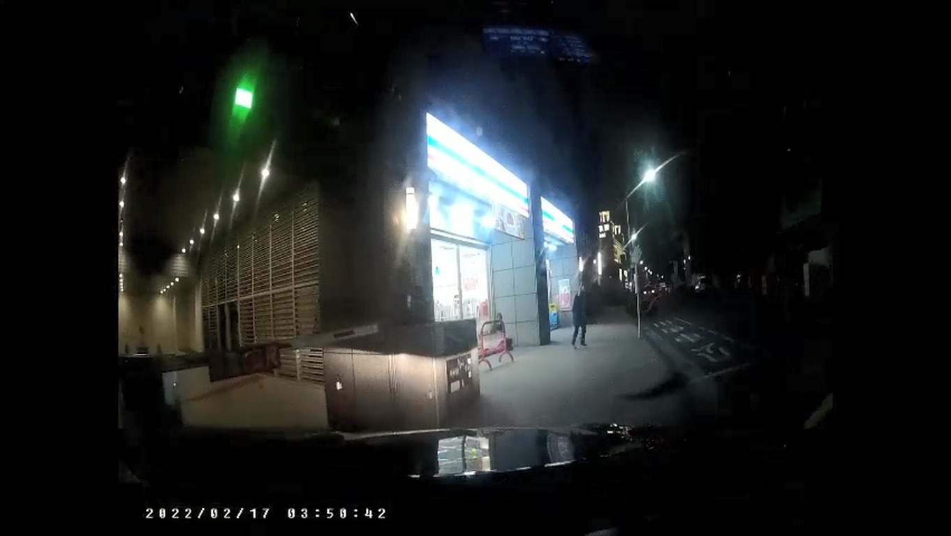 警方偵防車上行車紀錄器拍下死者朝警方開槍。(警方提供)