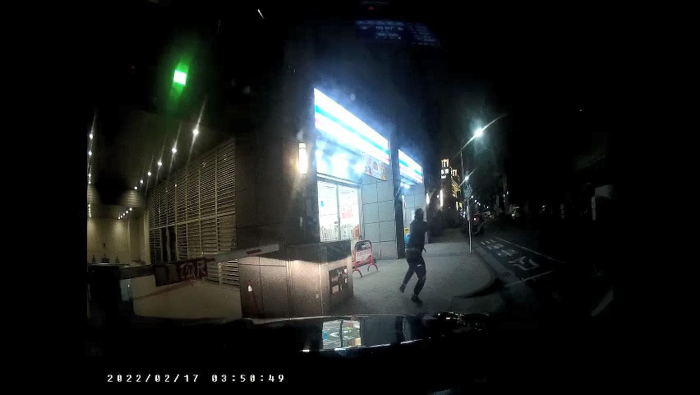 偵防車上行車紀錄器拍下員警追上前開槍畫面。(警方提供)