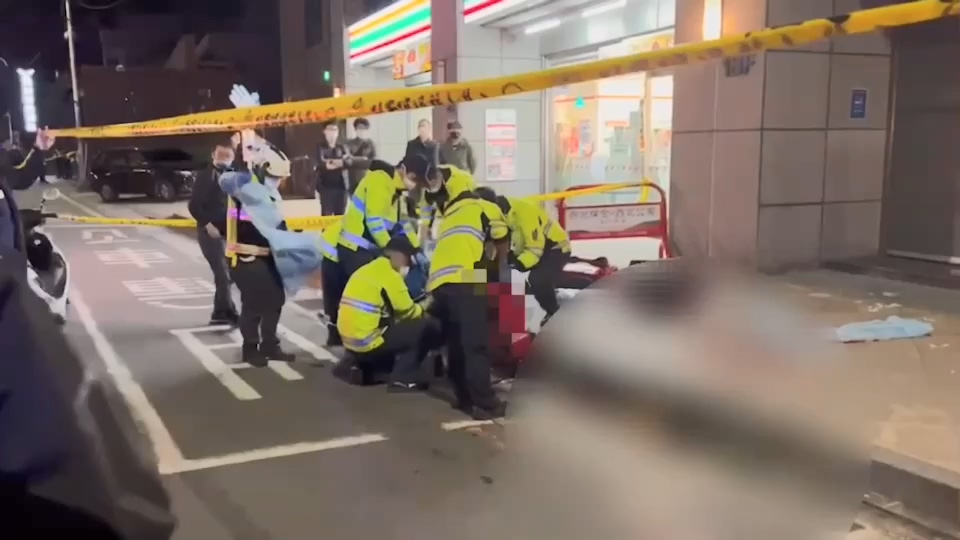 救護人員到場將槍手送醫。(警方提供)