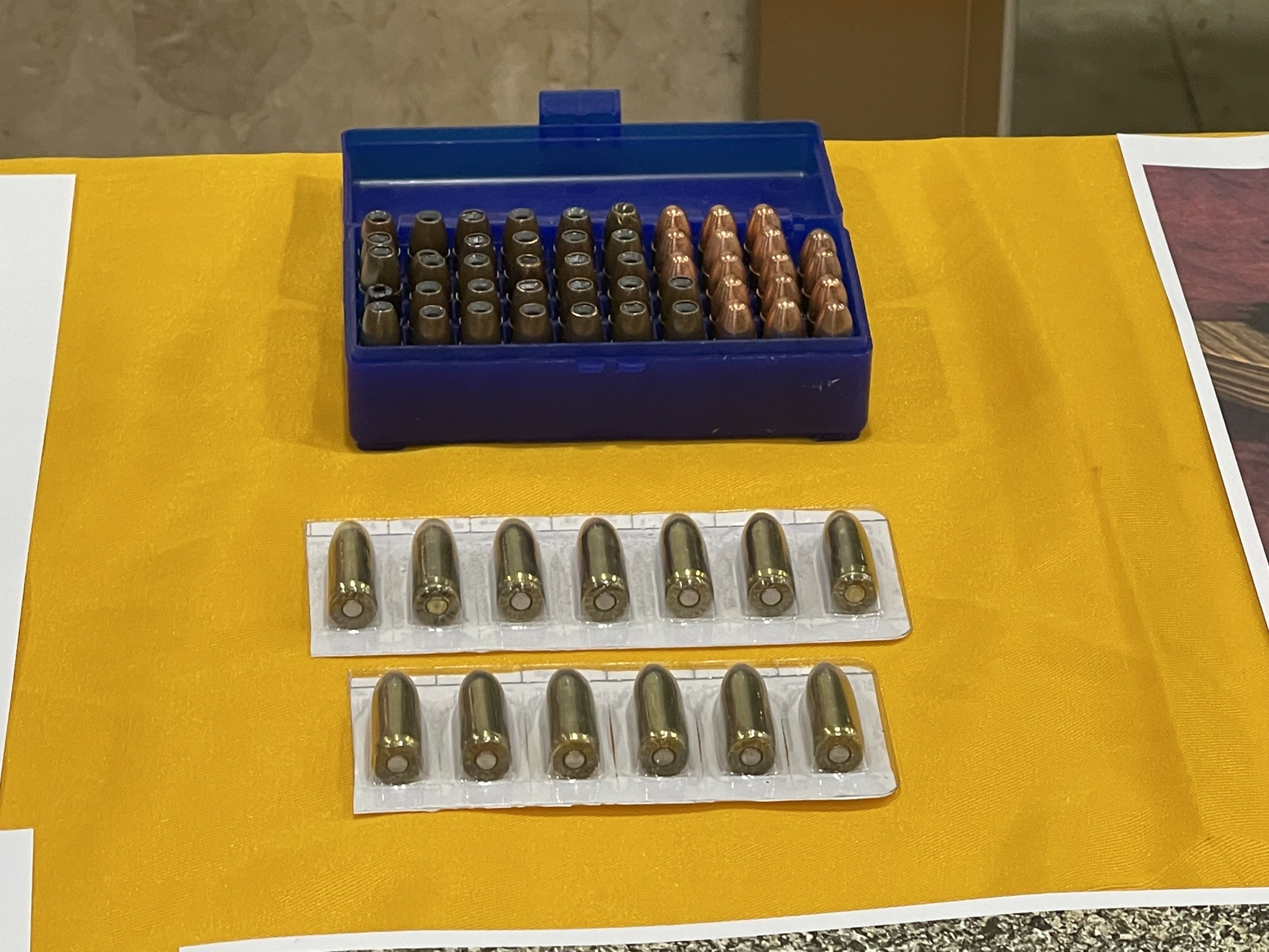警方展示查獲的槍彈。(警方提供)