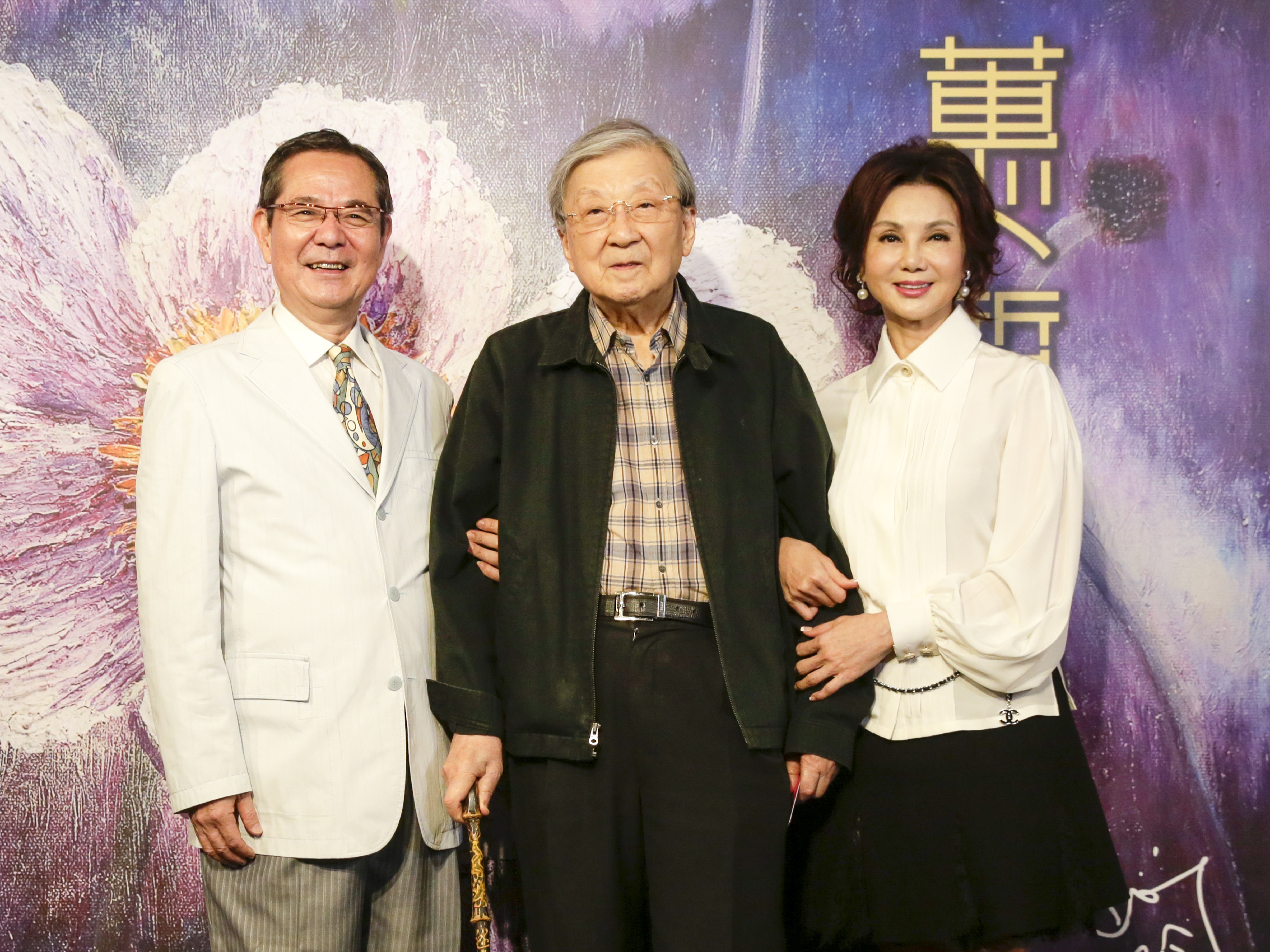 李行導演（中）去年8月過世，跟他交情不錯的巴戈（左）也在日前走完人生旅途，圖為兩人一起出席謝玲玲（右）的油畫義賣。