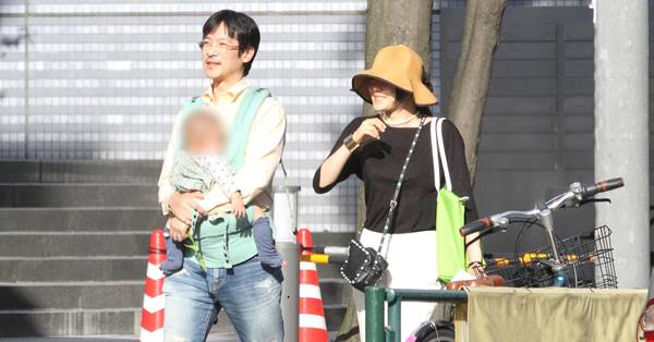 堺雅人（左）與菅野美穗（右）婚後經常被拍到一起帶小孩外出。（翻攝自《女性自身》）