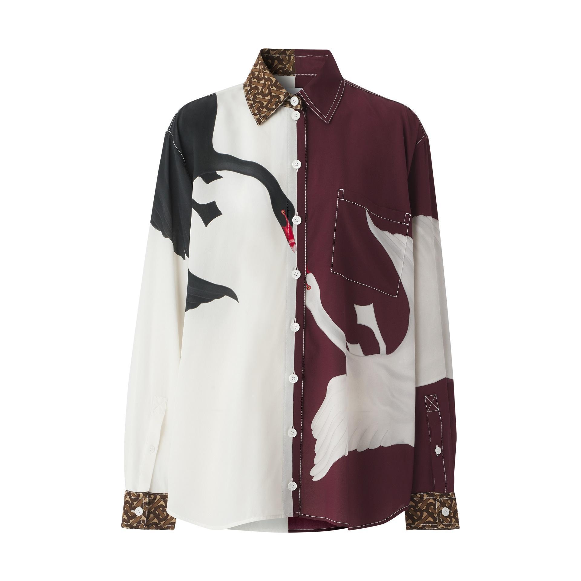 天鵝及花押字印花絲綢襯衫。NT$49,900 （BURBERRY提供）