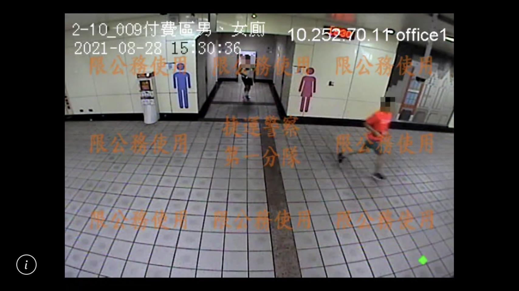 陳男（紅衣者）在民權西路站男廁偷拍，遭被害人發現追出。（翻攝畫面）