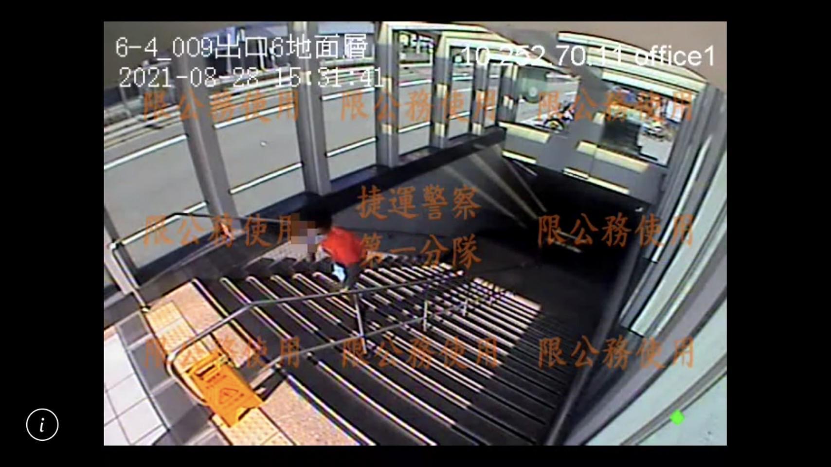 陳男逃跑時一度在樓梯踉蹌跌倒。（翻攝畫面）