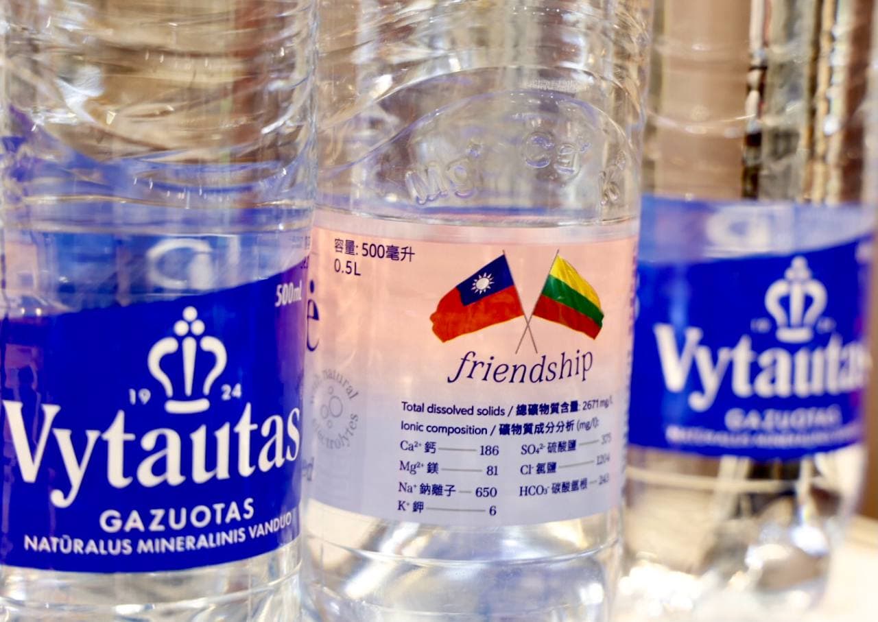 立陶宛因挺台屢遭中國經貿報復，立院法制局建議外交部成立專責基金，對此外交部表示持續研議可行方式，強化與立陶宛經濟連結。圖為印有我國旗的立國礦泉水商品。（翻攝自外交部臉書）
