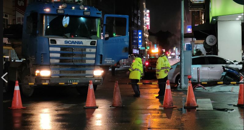 投訴人提供勤務表，中隊幹部規定他們不得自己填寫，好上下其手向廠商浮報。