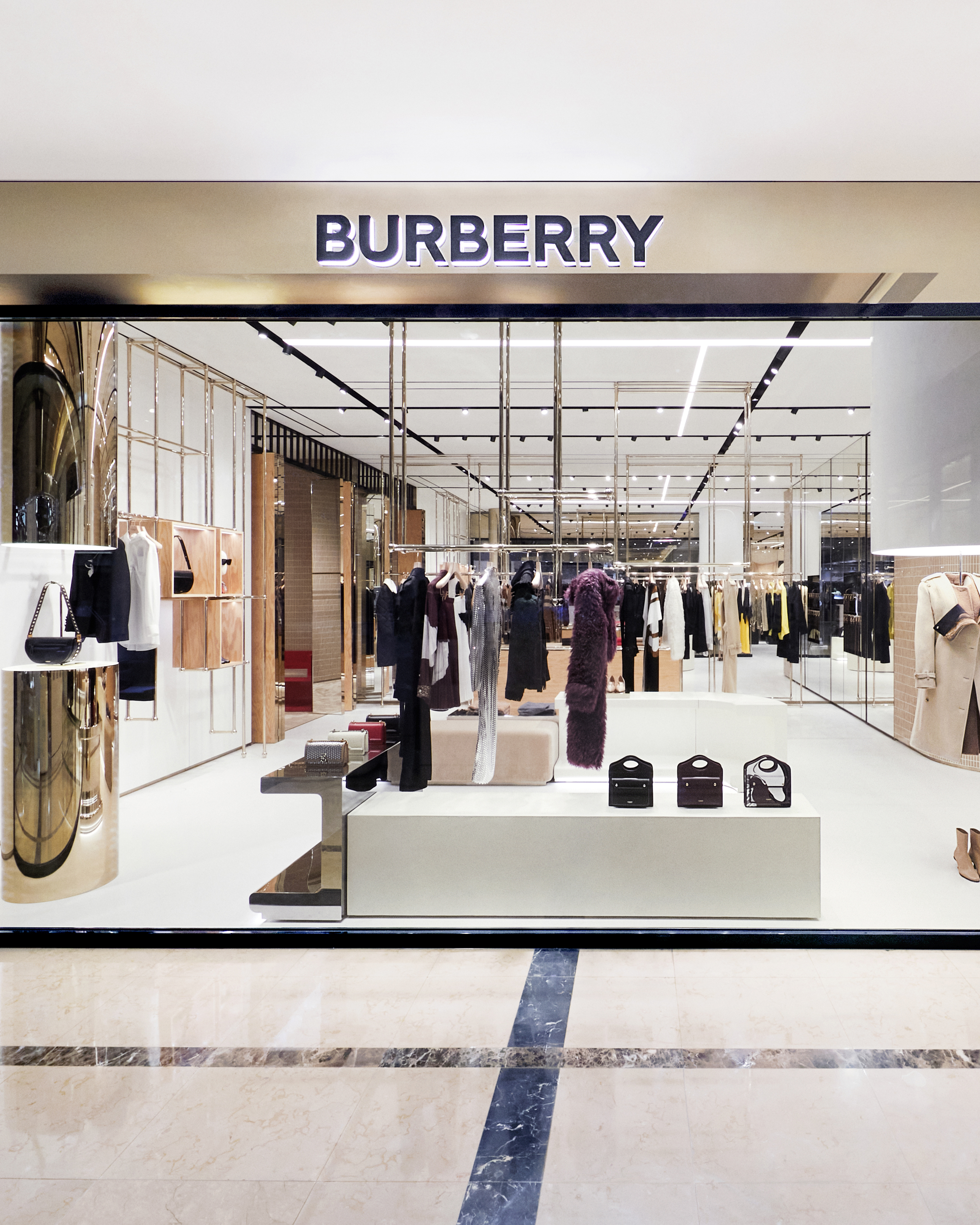BURBERRY於台北新光三越信義A4館開設全台首間女裝專門店，重新詮釋品牌的經典元素，打造現代感的空間，（BURBERRY提供）