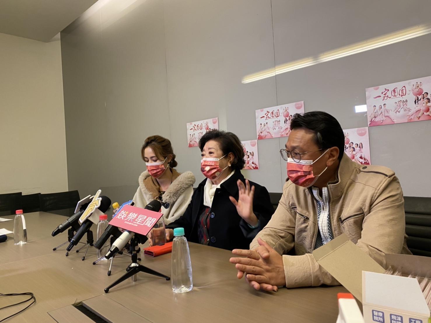 陳淑芳（中）、游安順（右）、黃瑄（左）在《一家團圓》上演三代同堂的溫馨戲碼。（三立提供）