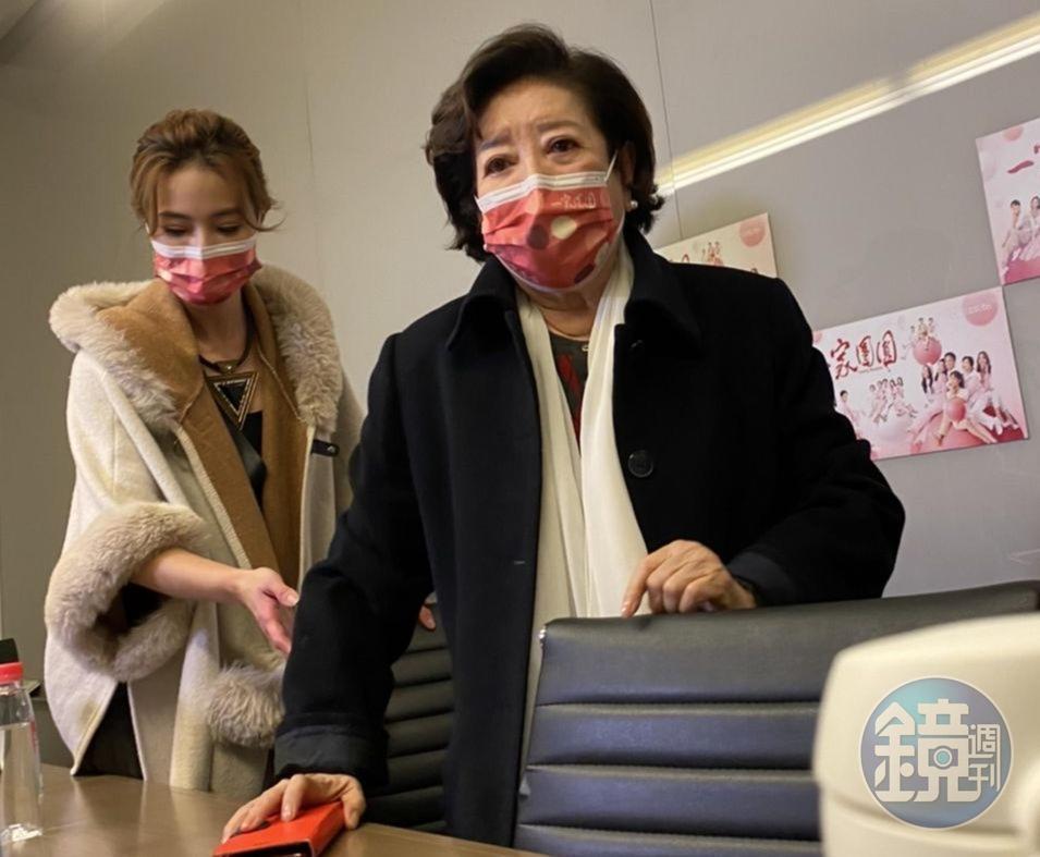 陳淑芳（右）、游安順和黃瑄（左）為三立新八點檔《一家團圓》現身宣傳。