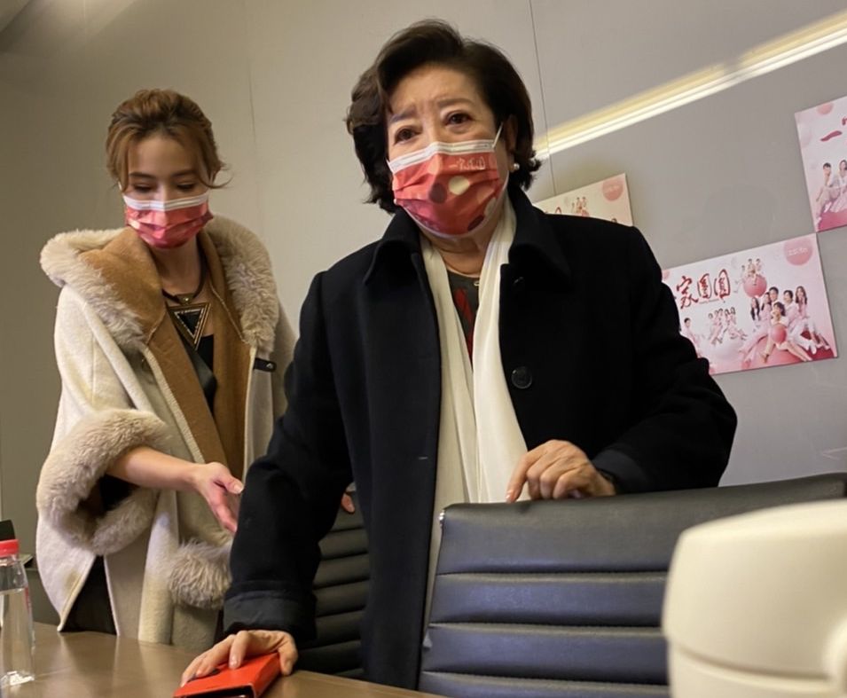 陳淑芳（右）、游安順和黃瑄（左）為三立新八點檔《一家團圓》現身宣傳。