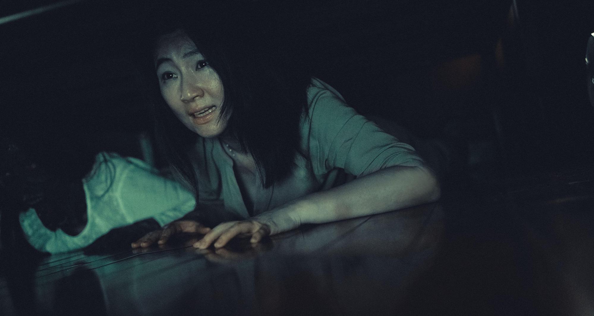 Selina帶著女兒躲進床底,卻驚見一雙焦黑的腳突現床邊,儘管嚇到崩潰卻也得「為母則強」保護女兒。(皮諾丘電影)