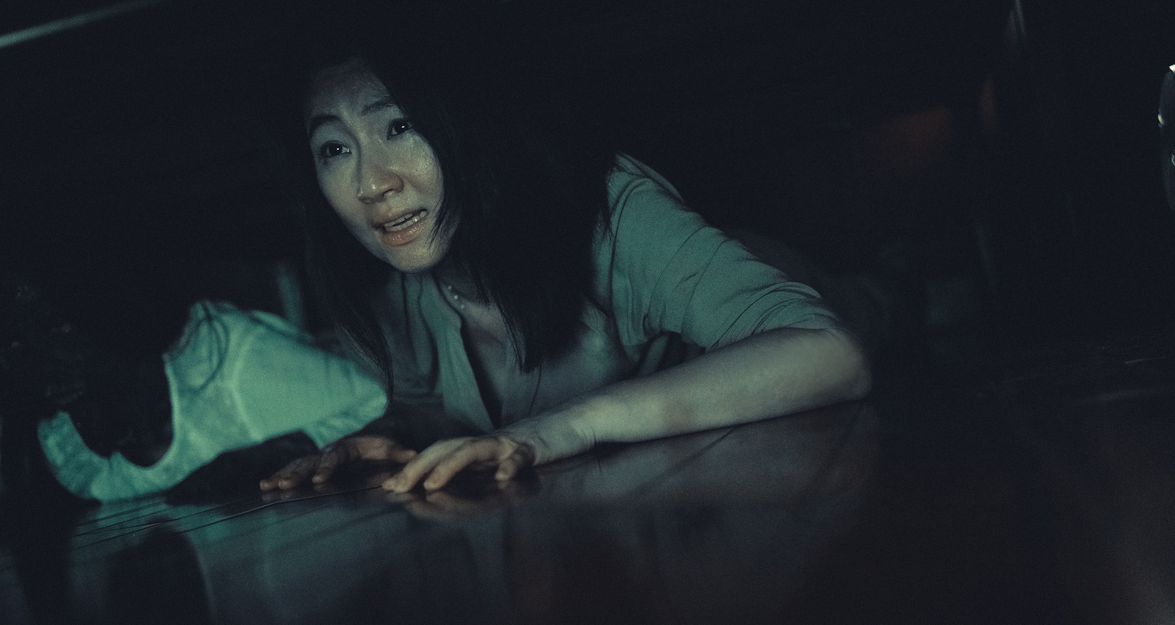 Selina帶著女兒躲進床底,卻驚見一雙焦黑的腳突現床邊,儘管嚇到崩潰卻也得「為母則強」保護女兒。(皮諾丘電影)