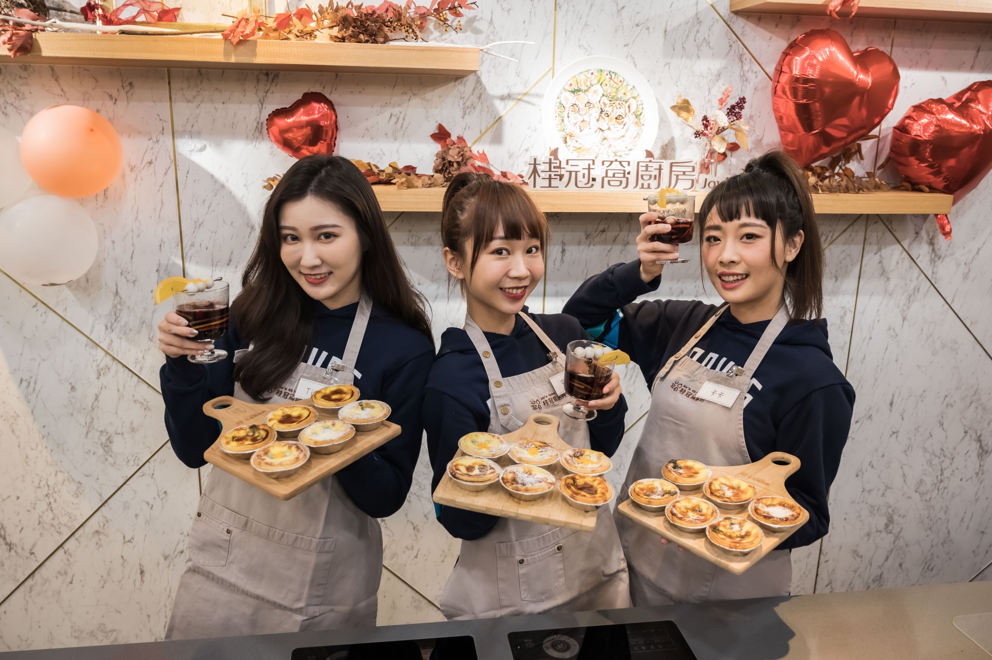 Fubon Angels上浪LIVE直播做甜點 粉絲憂炸廚房！？ 卡卡連麵糊都想偷吃 安娜未喝先醉藝術魂爆發 