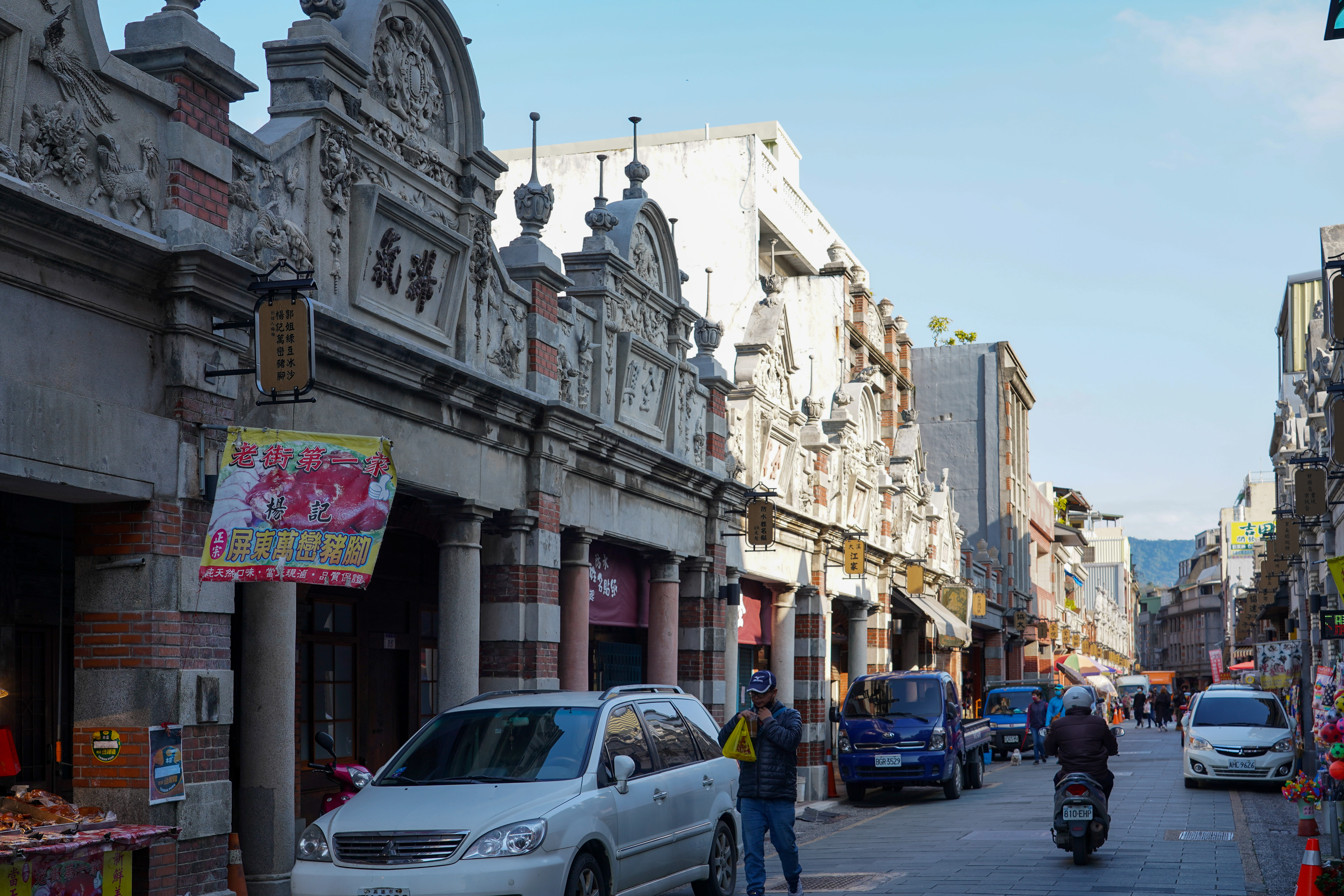 大溪老街樣貌成型於日治時期，華麗巴洛克風格加上洗石子，每間商行都以立體浮雕作為牌樓裝飾。