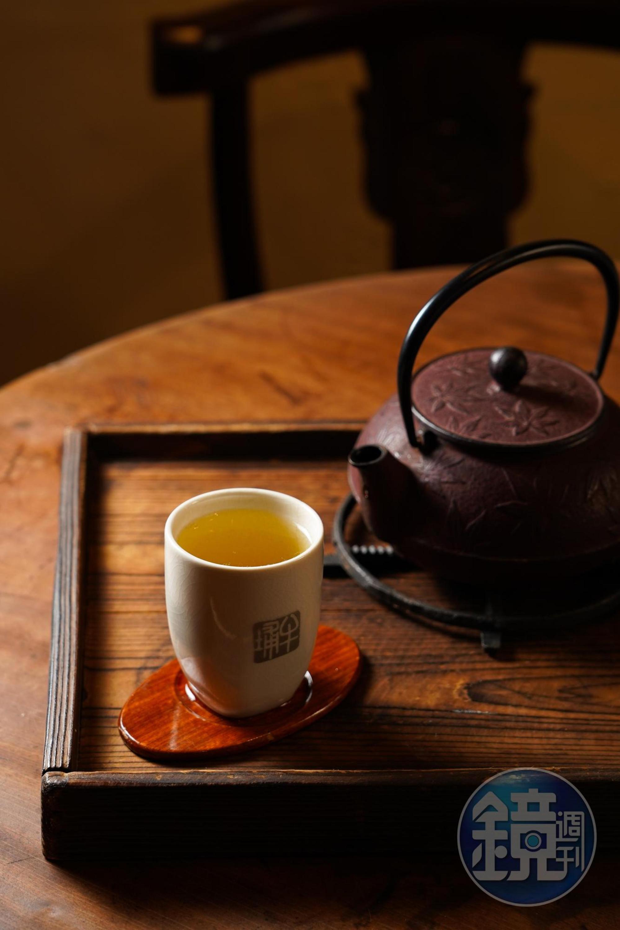 「拉拉山茶」是店內的隱藏單品，拉拉山茶區種植茶樹以烏龍為主，淺焙茶喝起來甘醇清順。（200元／壺）