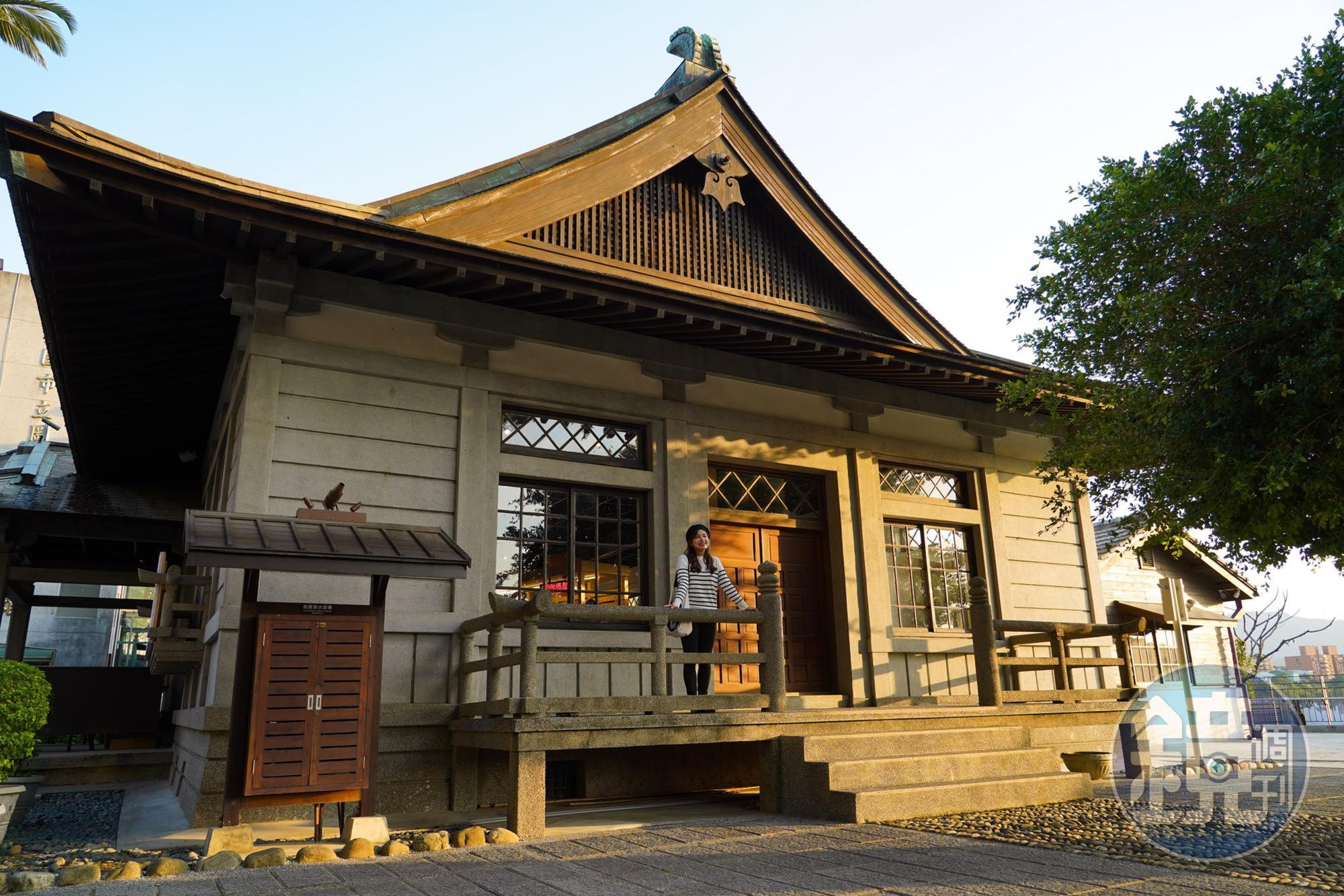 「大溪武德殿」為日治時期留存下來的歷史建築，整建後的屋頂保留原有木造結構與青銅裝飾。