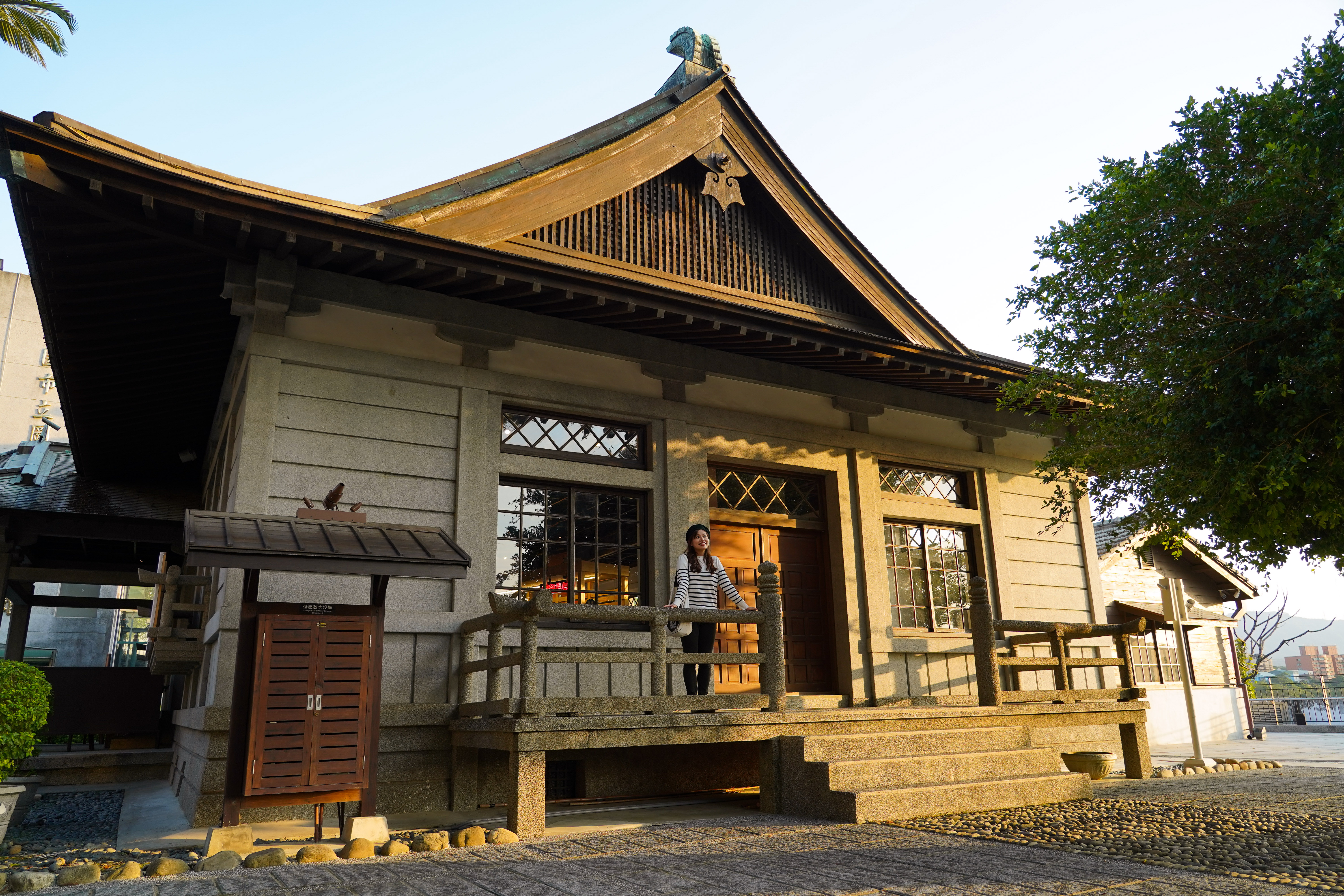 「大溪武德殿」為日治時期留存下來的歷史建築，整建後的屋頂保留原有木造結構與青銅裝飾。