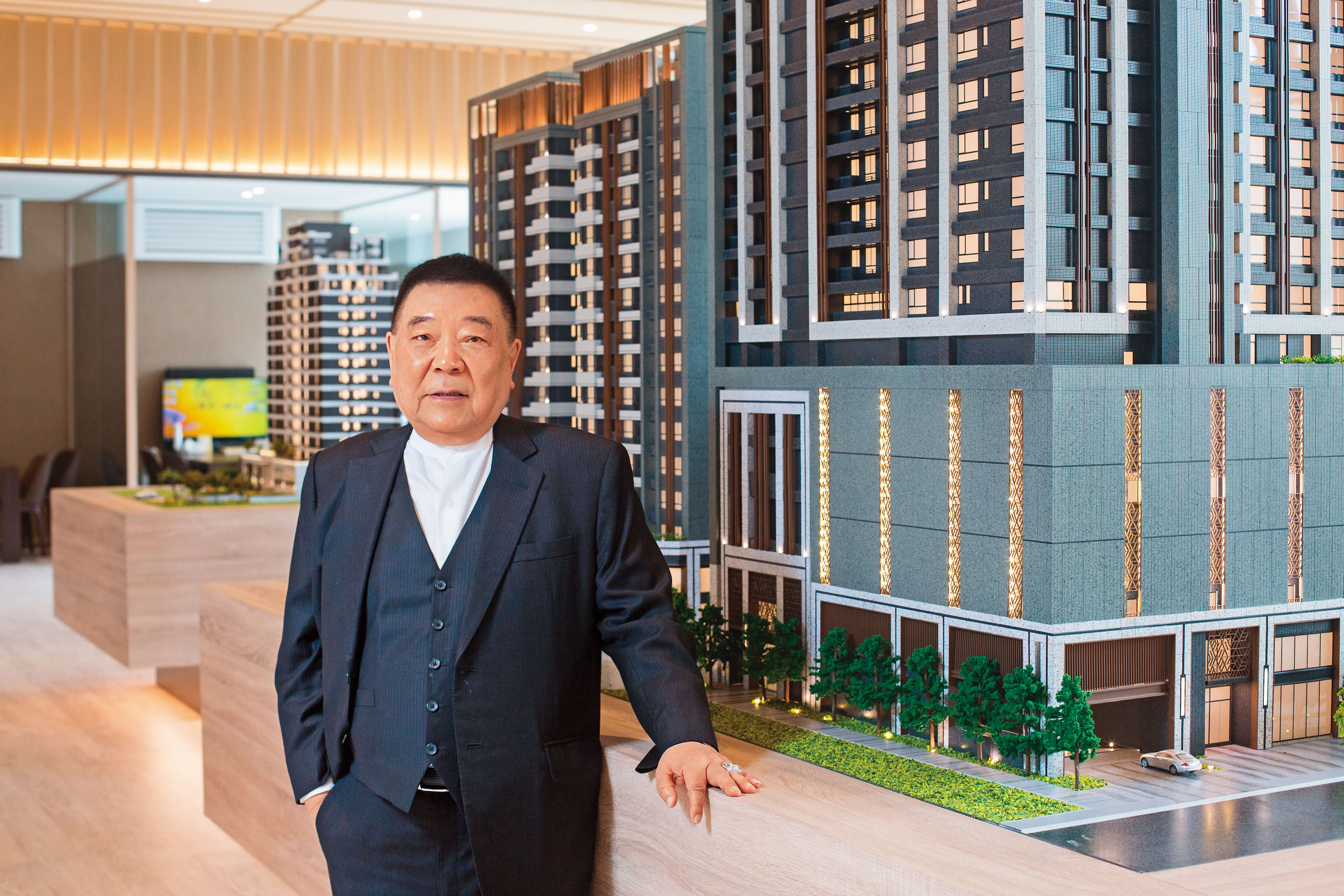 洪村騫歷經3次大起大落，負債千萬，靠膽大心細和勤做善事累積好人緣，坐穩土城地王。